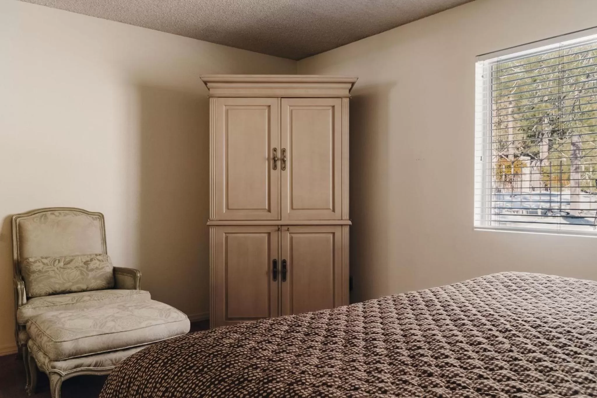 Bedroom, Bed in Vintage Lakeside Inn