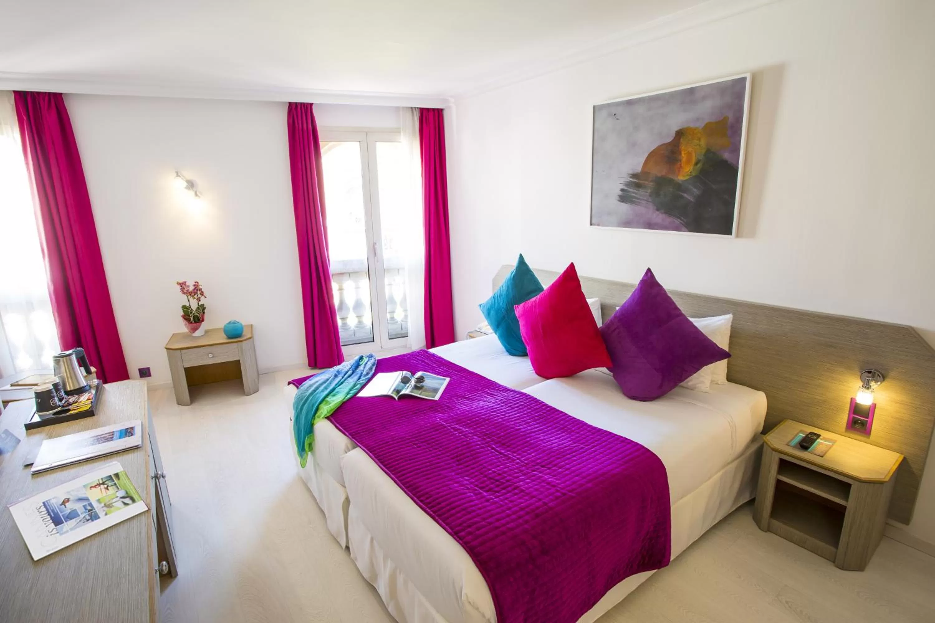 Coffee/tea facilities, Bed in Cristal Hôtel & Spa