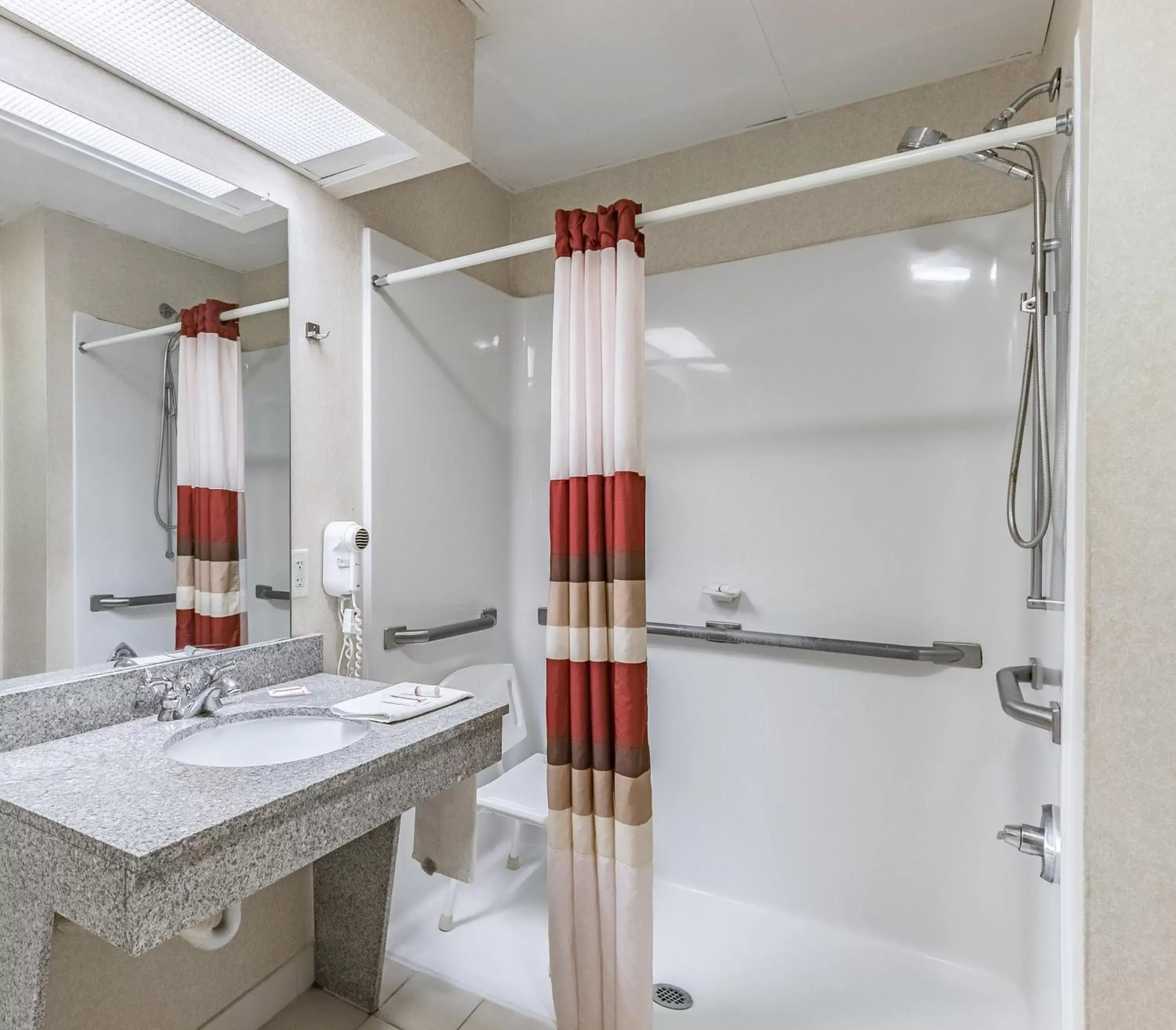 Bathroom in Red Roof Inn & Suites Hinesville - Fort Stewart