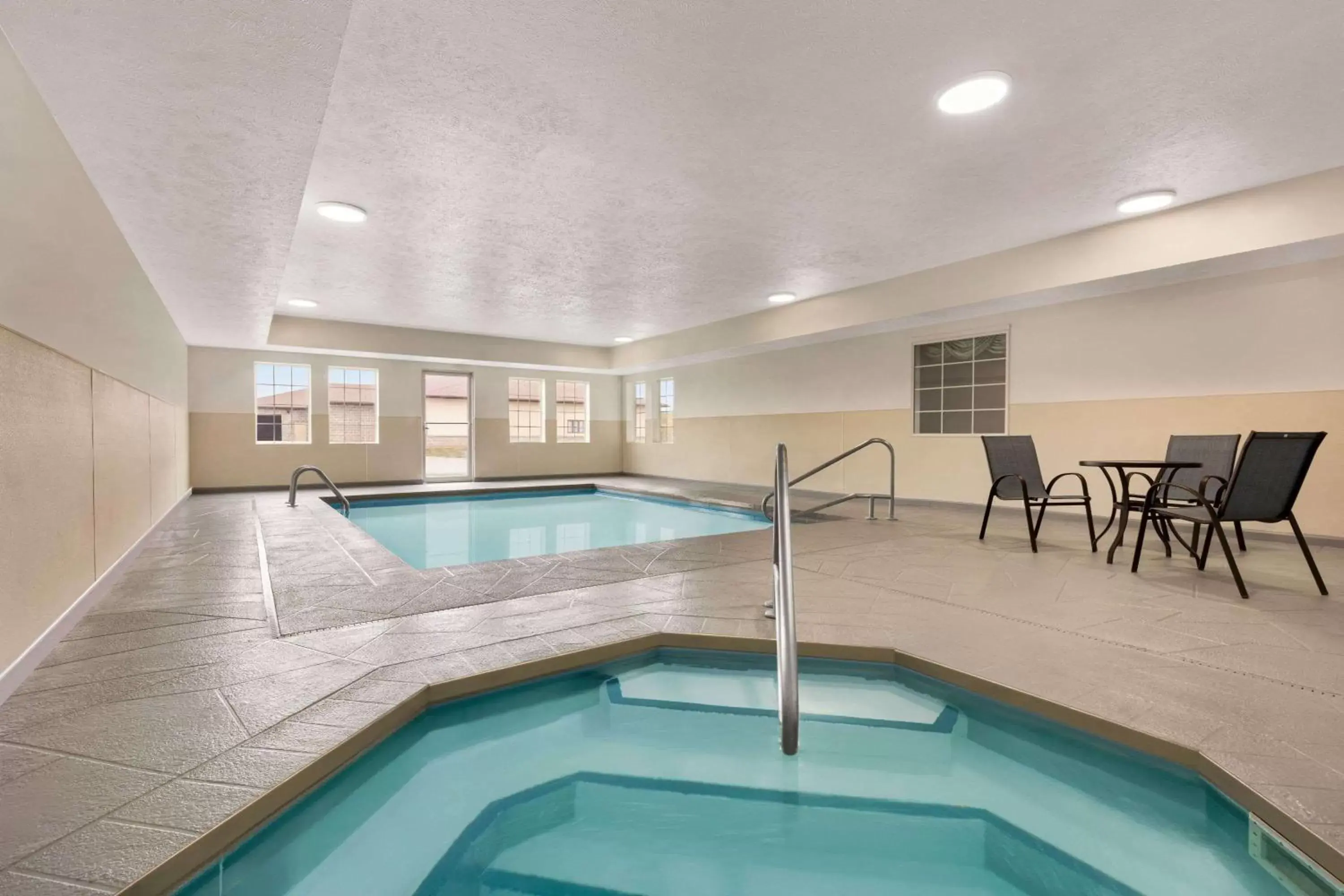 Hot Tub, Swimming Pool in Microtel Inn & Suites Lincoln