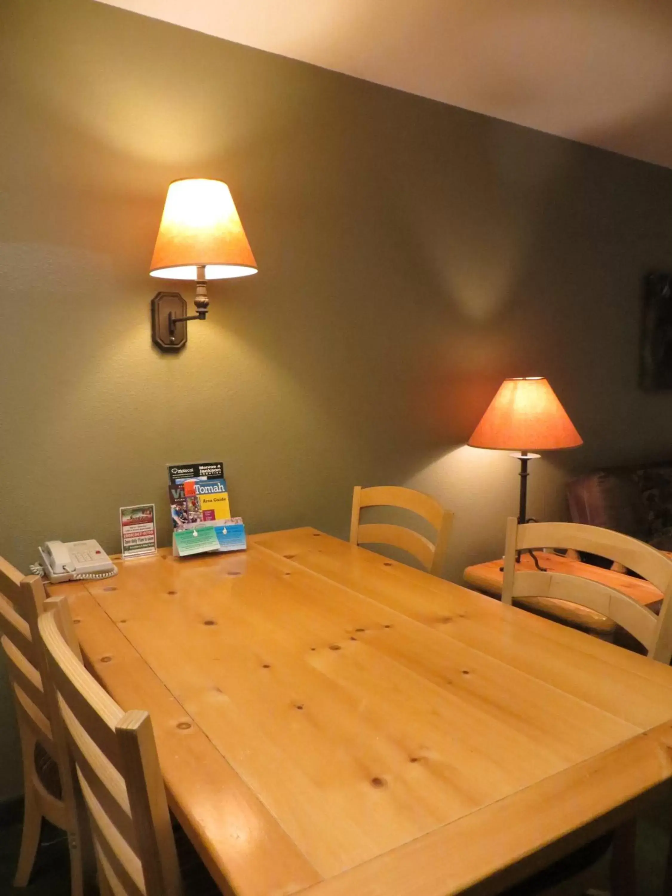 Dining area, Bed in Cranberry Country Lodge