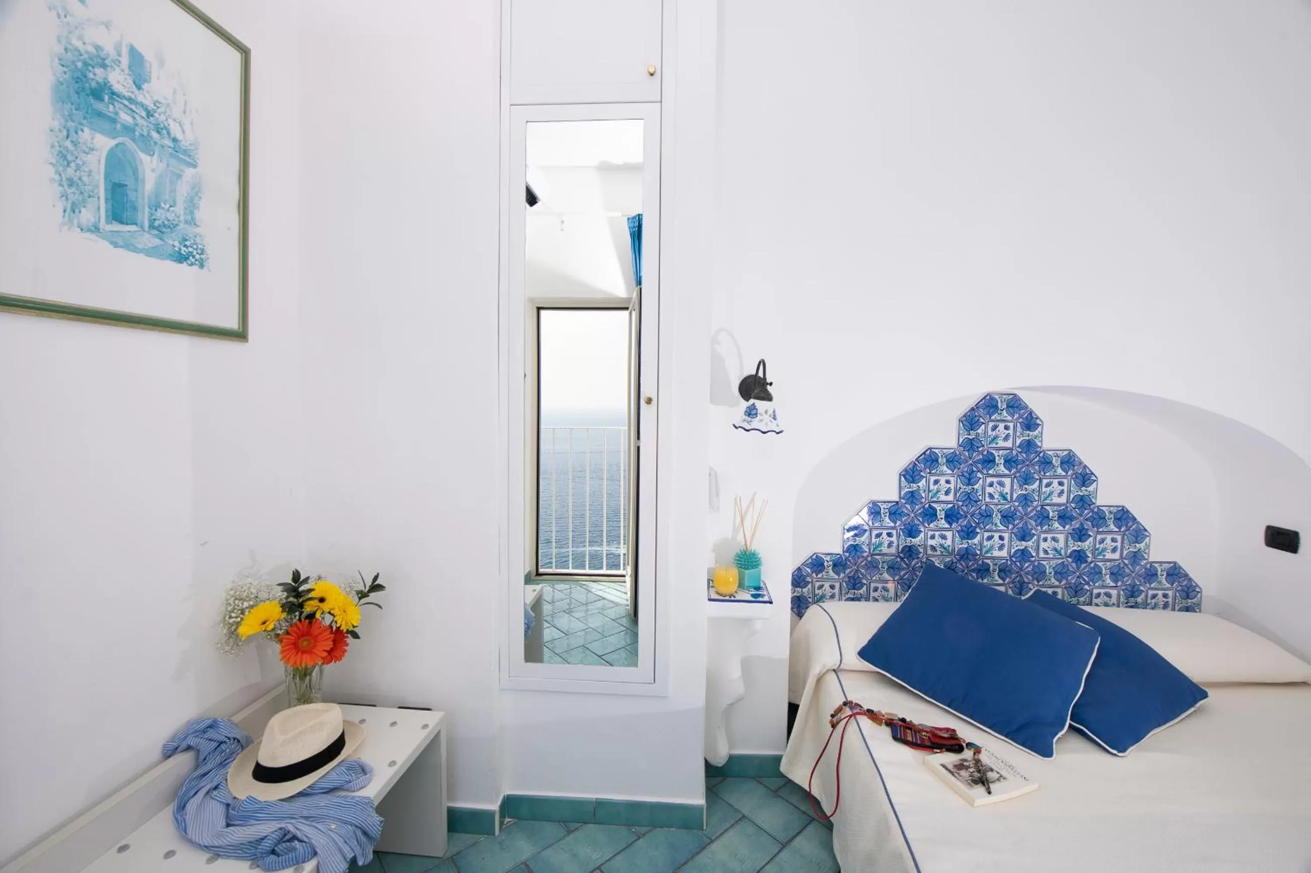 View (from property/room), Bed in Hotel La Ninfa