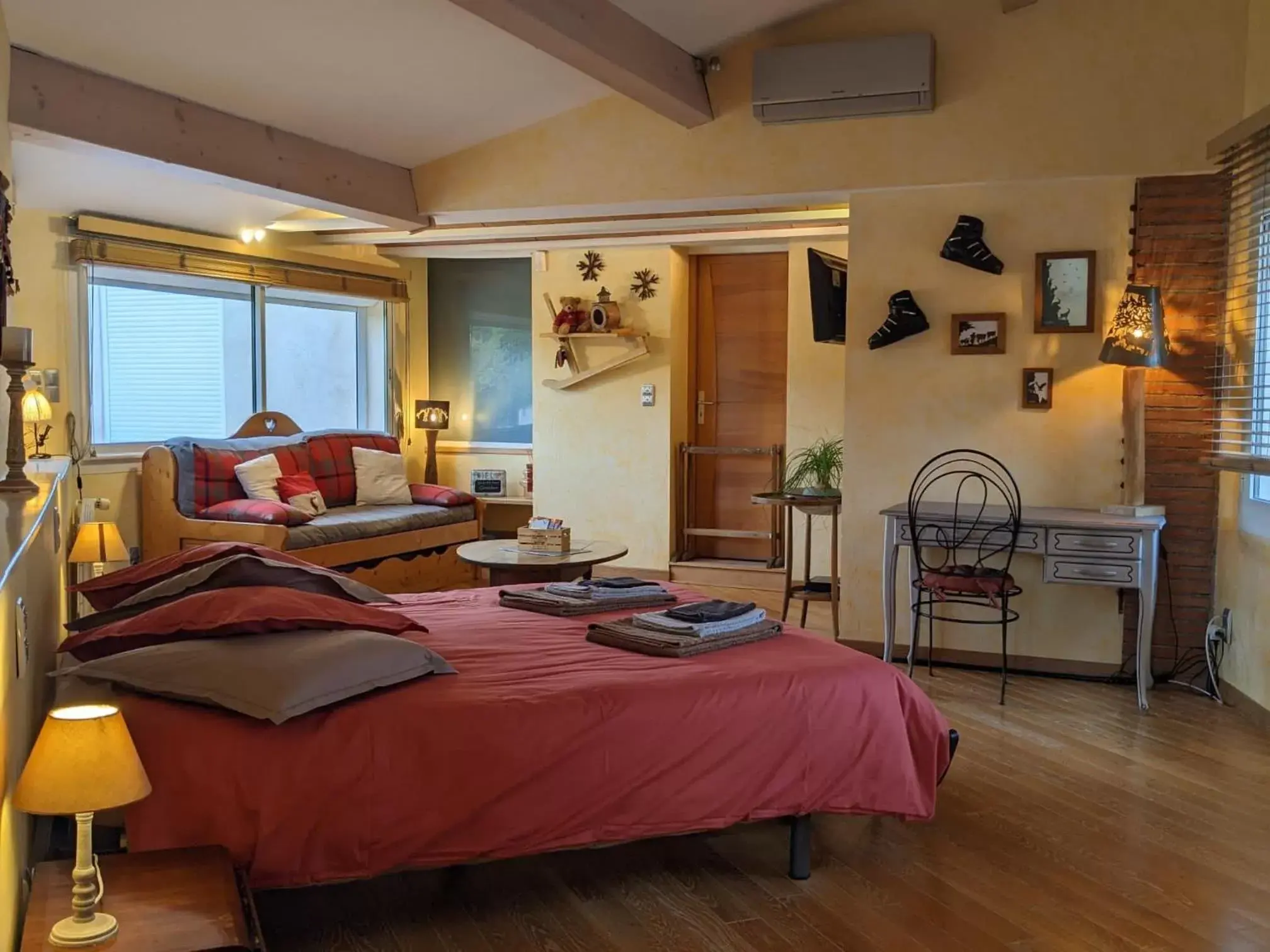 Bed in MAS TRAMONTANE chambres d'hôtes avec parc arboré & piscine