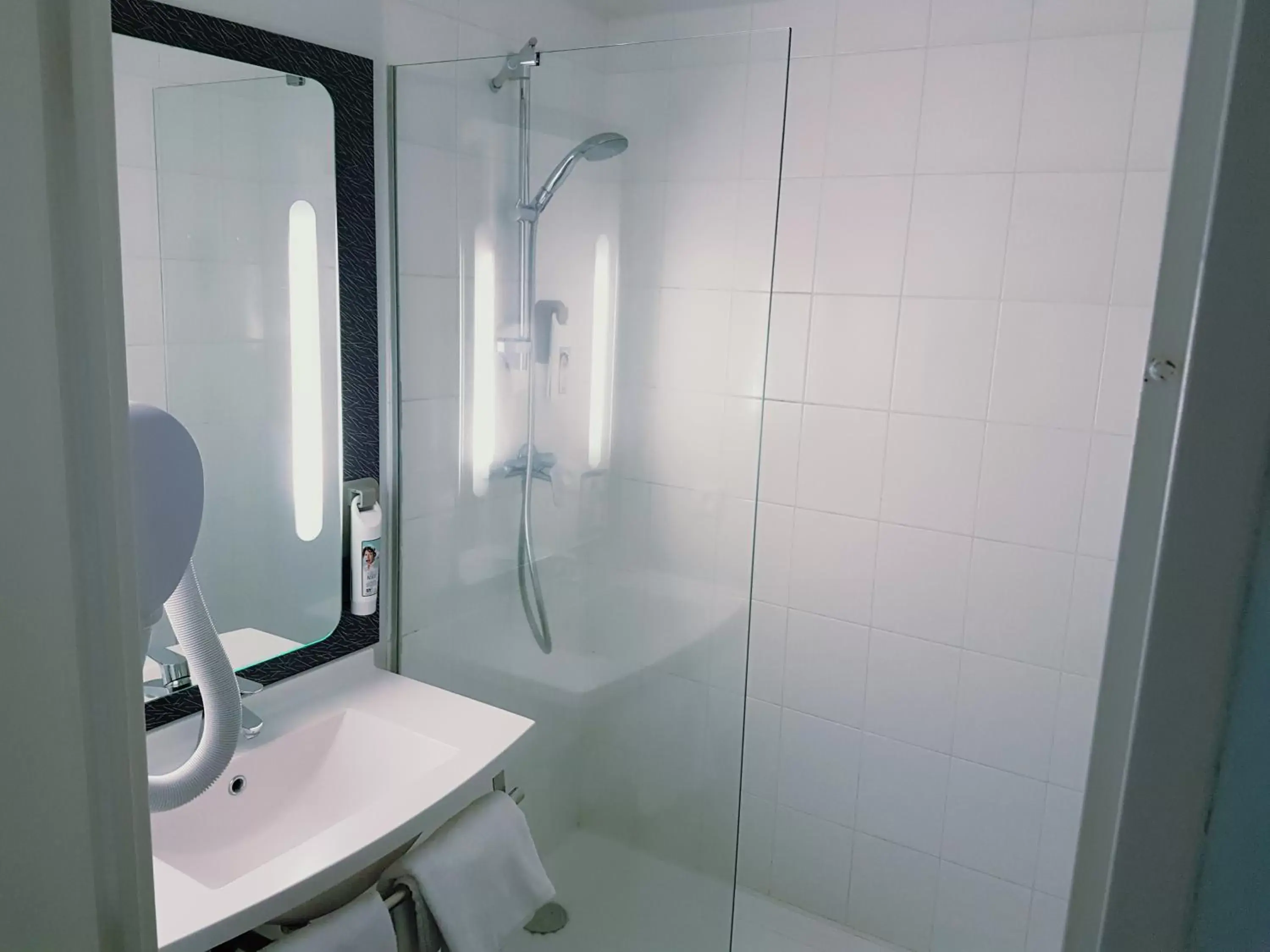 Shower, Bathroom in ibis Clermont Ferrand Nord Riom