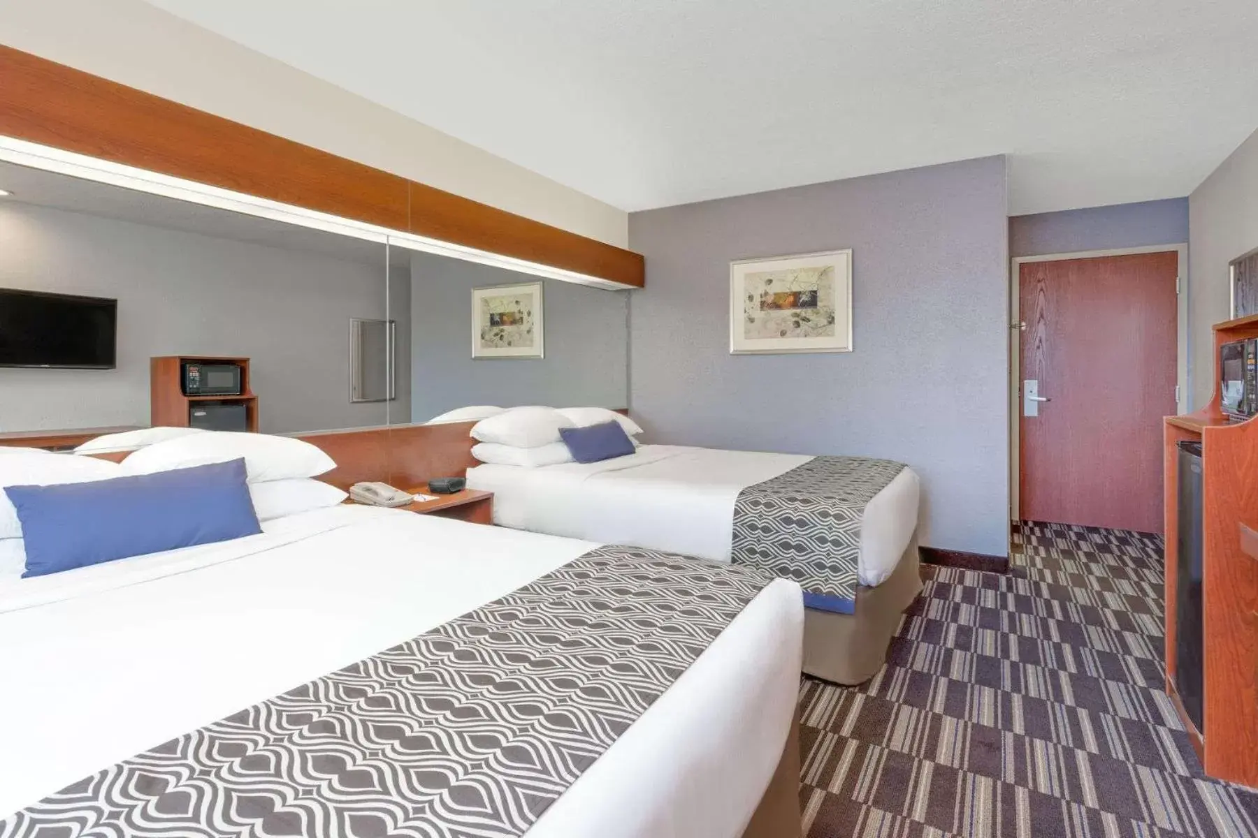 Bed in Microtel Inn & Suites by Wyndham Bremen