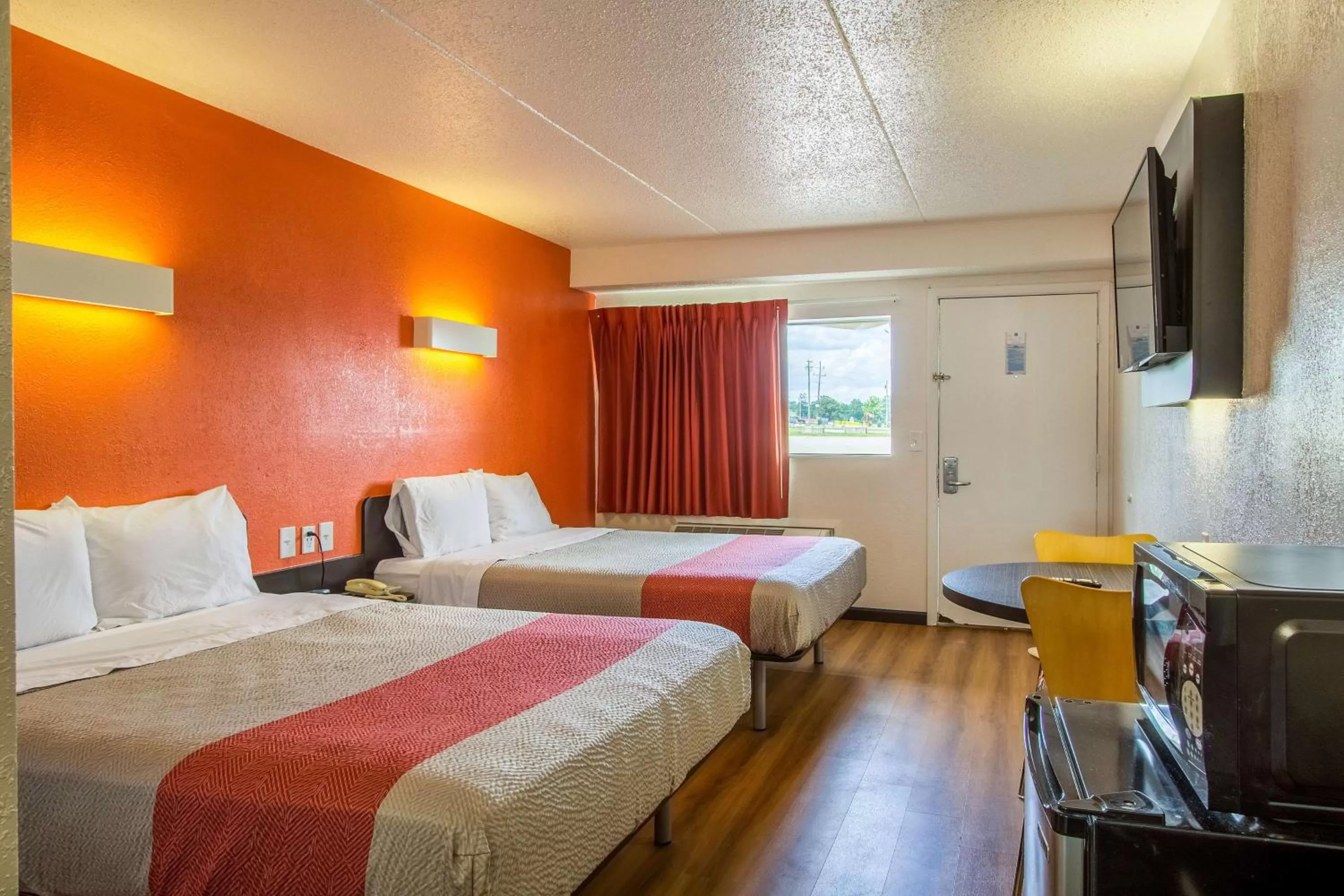 TV and multimedia, Bed in Motel 6-Ashland, OH