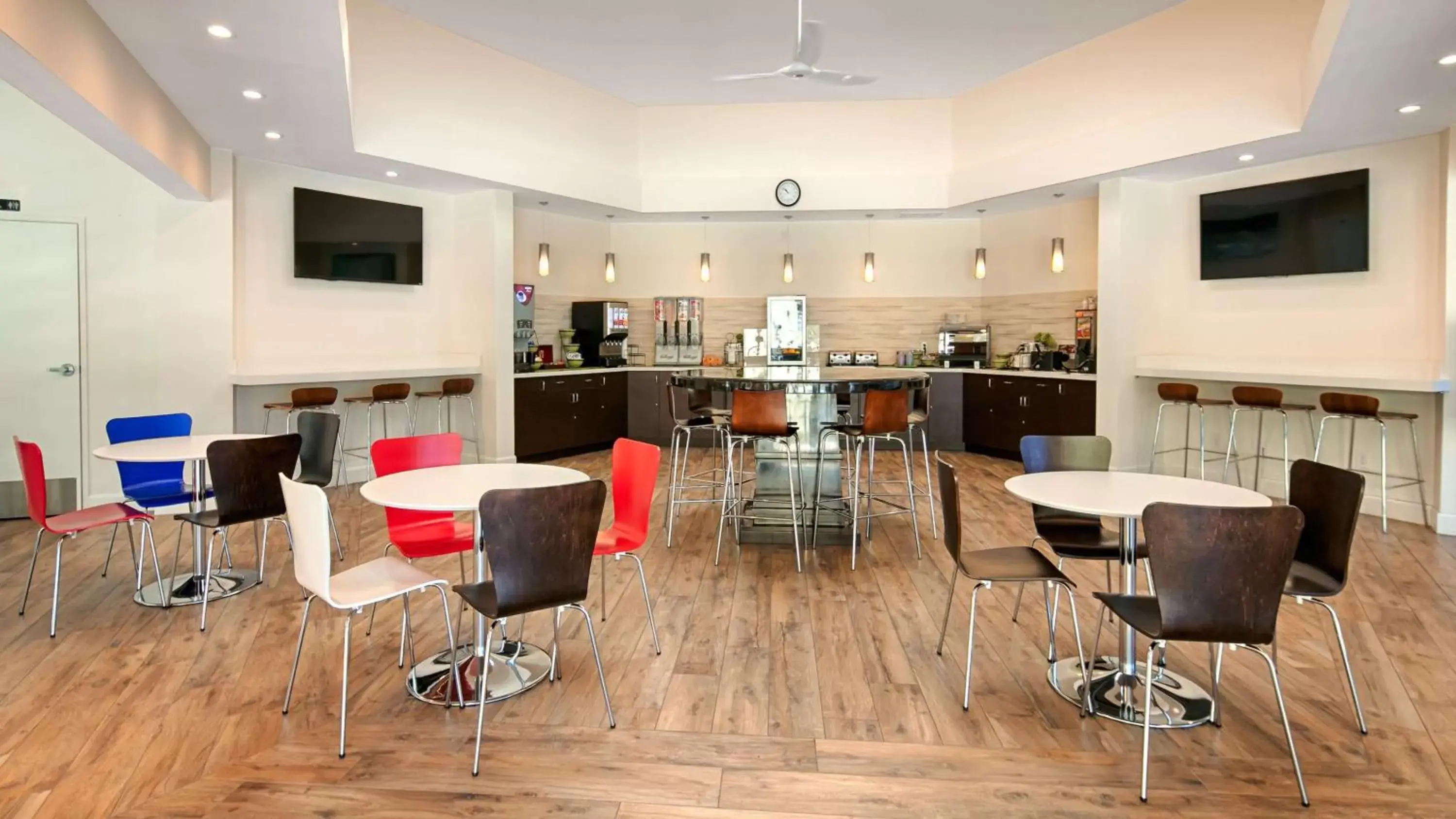 Restaurant/places to eat in The Encinitan Hotel & Suites Restaurant/places to eat in The Encinitan Hotel & Suites