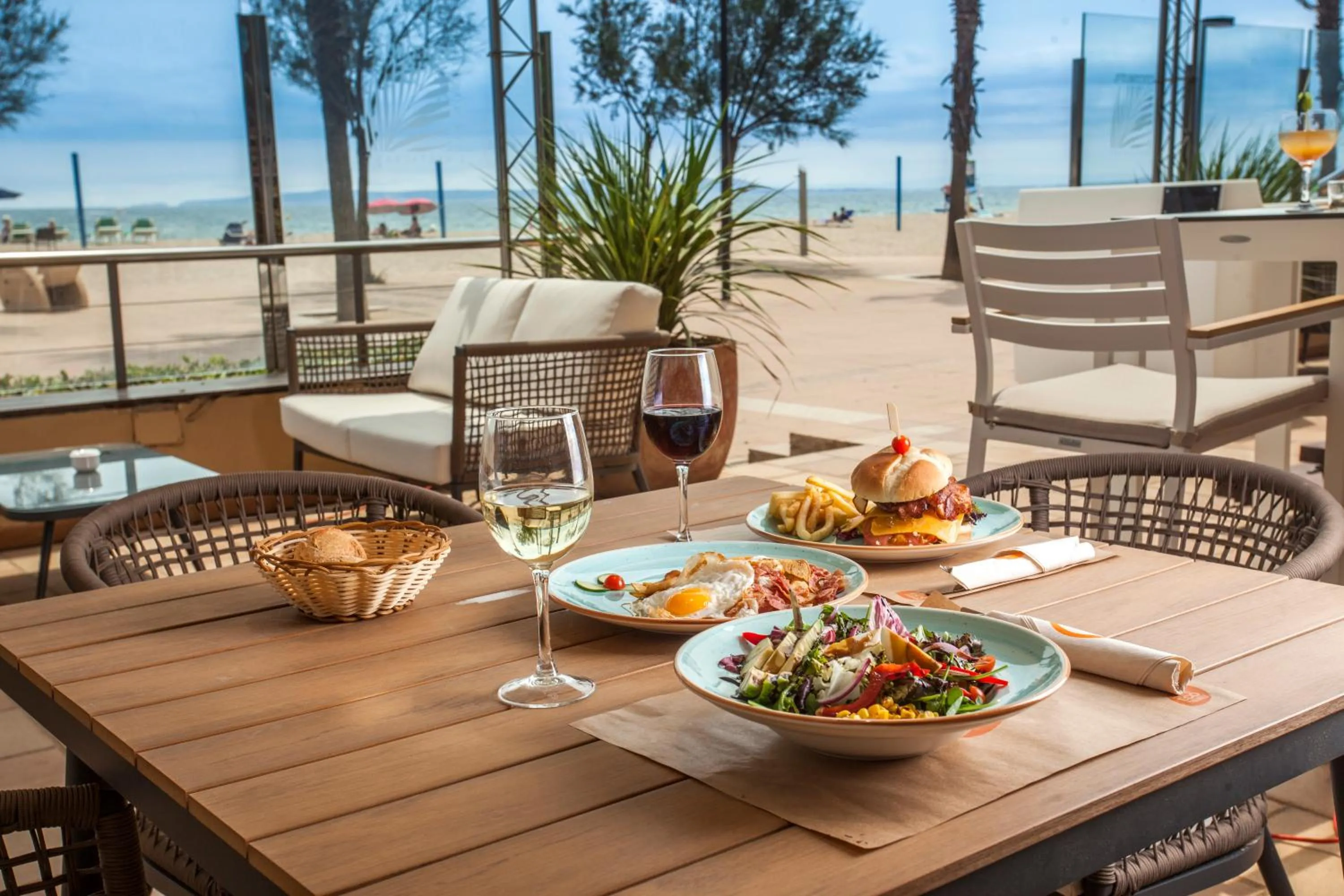 Restaurant/places to eat in Hotel Monterrey Roses by Pierre & Vacances