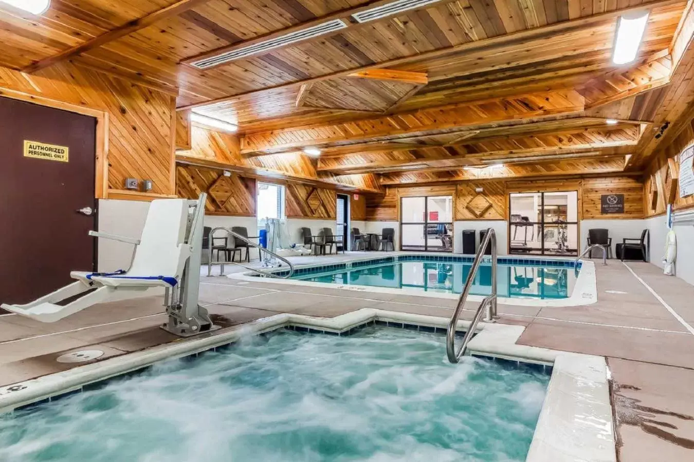 Swimming pool in Comfort Suites Swimming pool in Comfort Suites