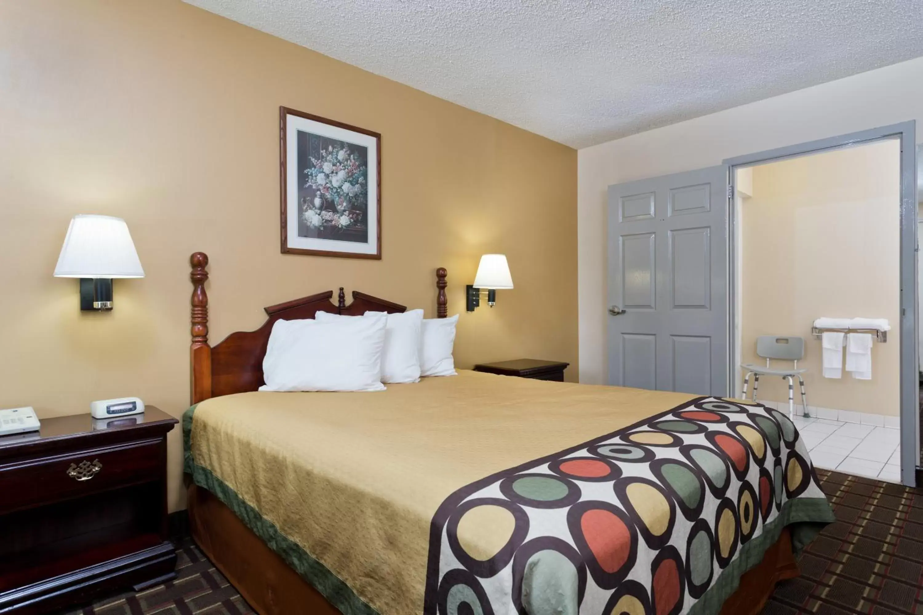 Queen Room - Disability Access - Non-Smoking in Super 8 by Wyndham Franklin Hwy 31