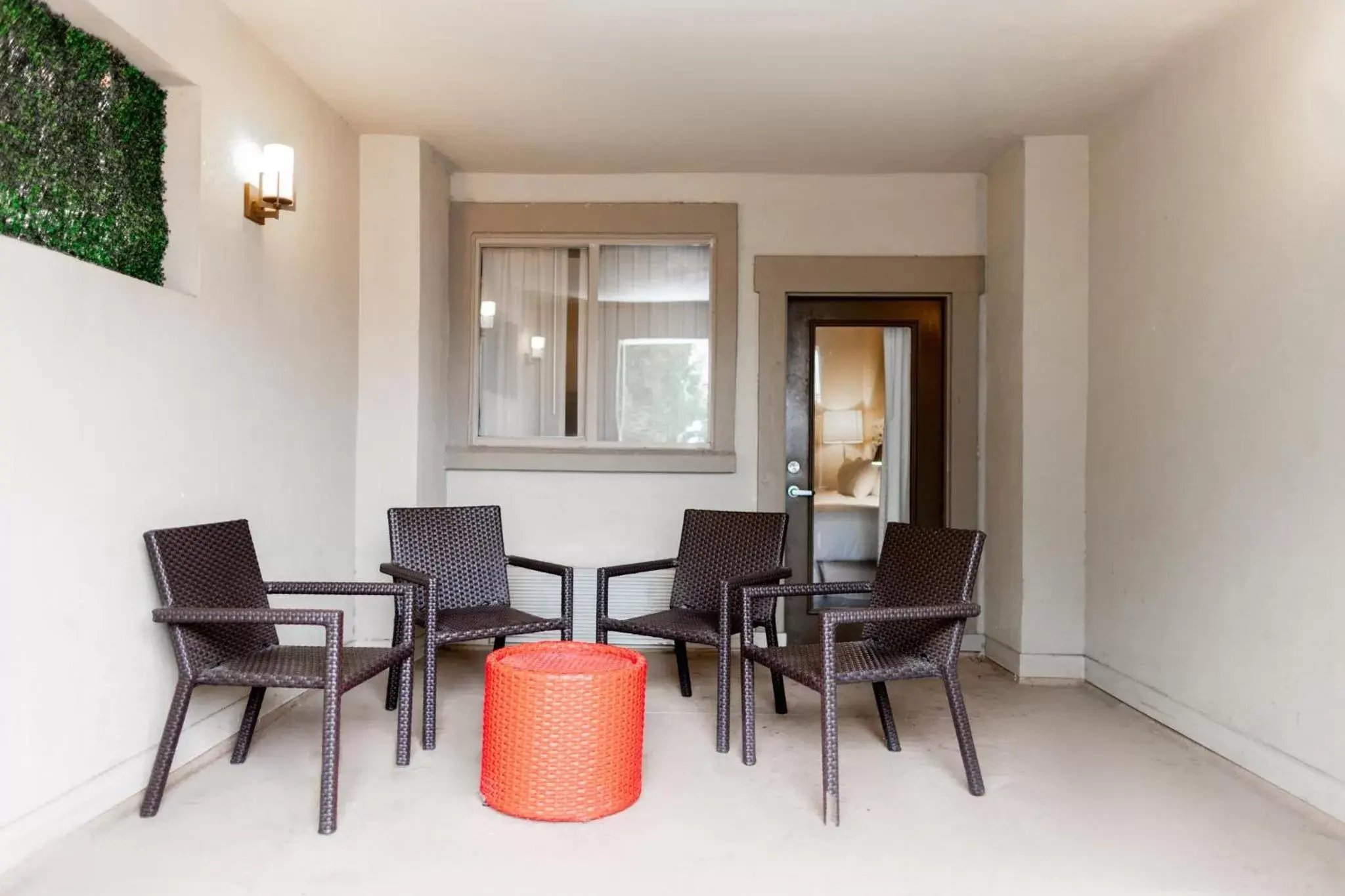 Photo of the whole room, Seating Area in Hotel Indigo San Antonio Riverwalk, an IHG Hotel