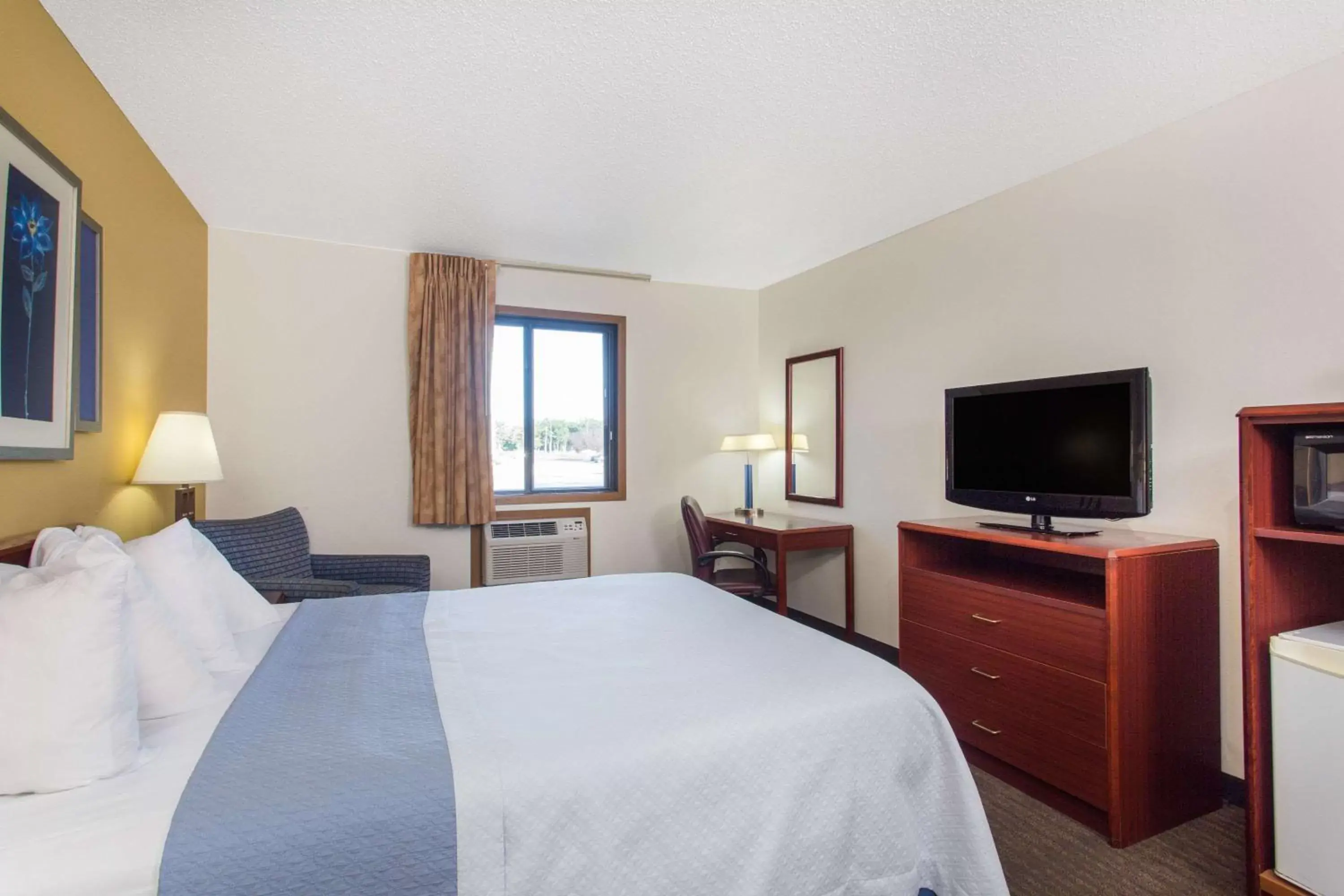 Photo of the whole room, Bed in Days Inn by Wyndham Austin Photo of the whole room, Bed in Days Inn by Wyndham Austin