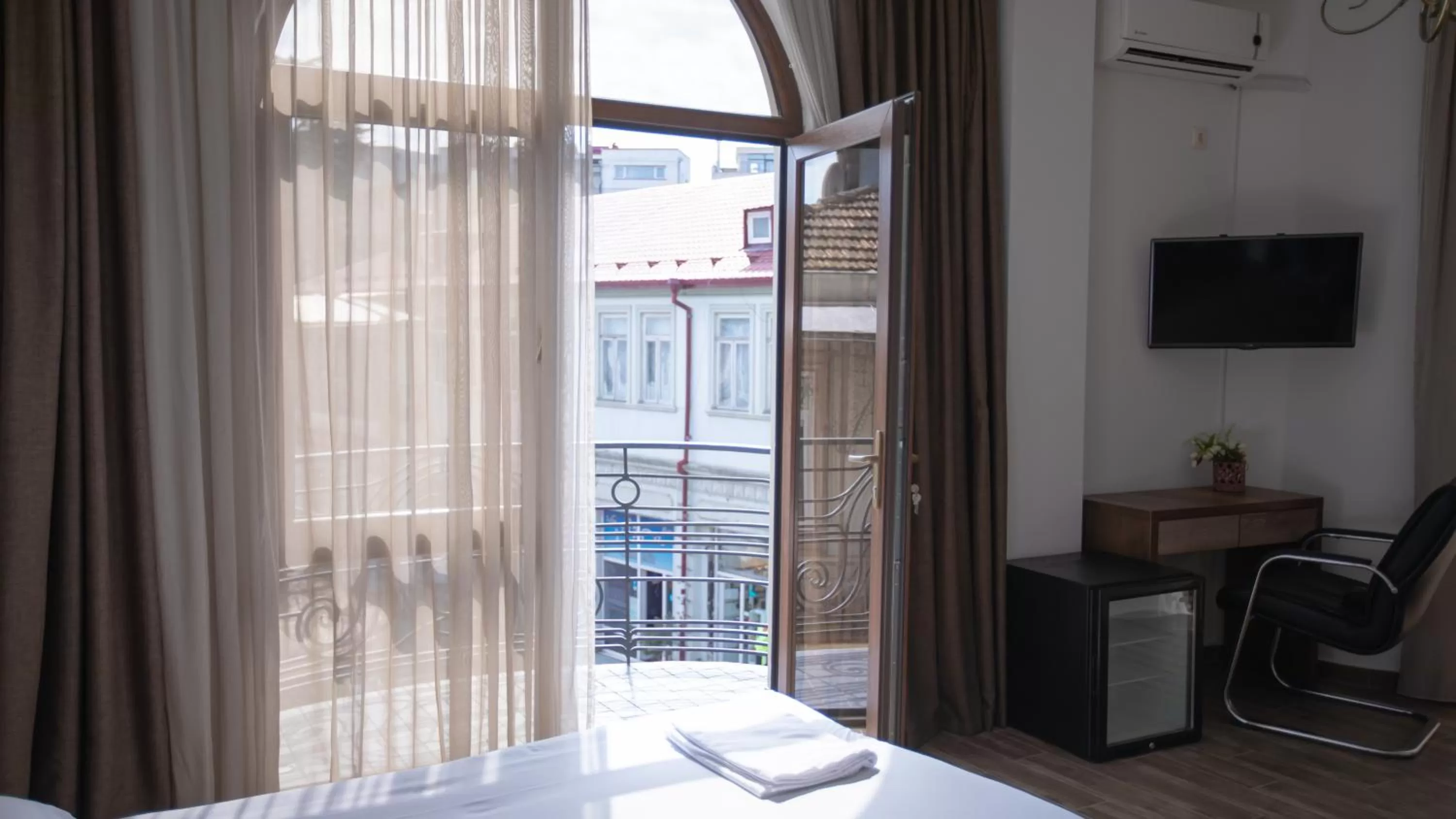 View (from property/room), Bed in Royal Venezia Hotel