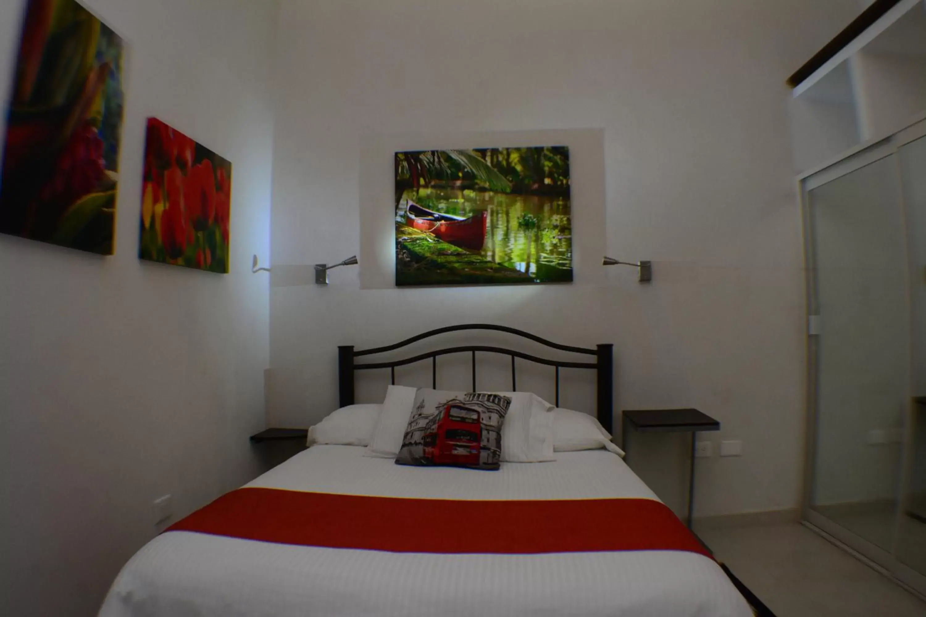 Bed, Room Photo in Hotel del Capitán de Puebla - Vitrales