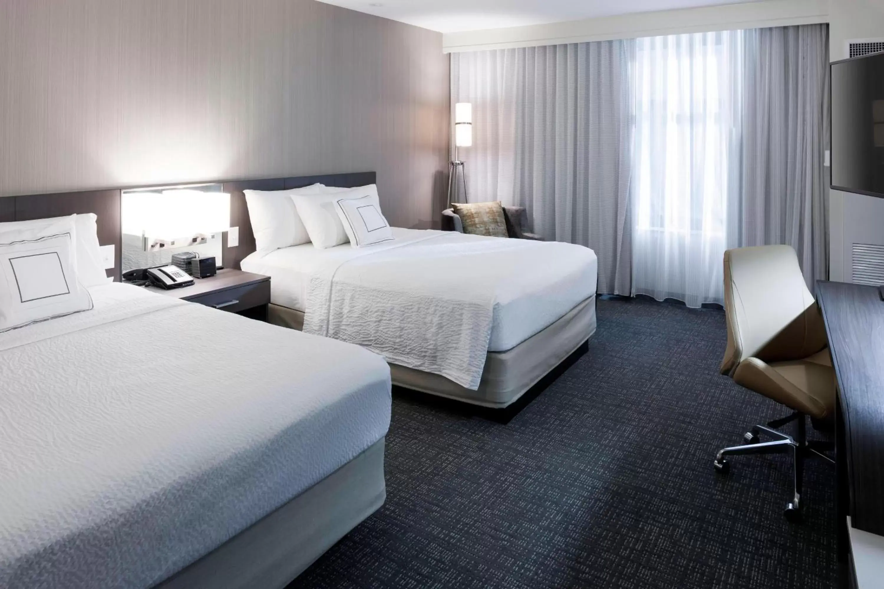 Photo of the whole room, Bed in Courtyard by Marriott Richmond Downtown