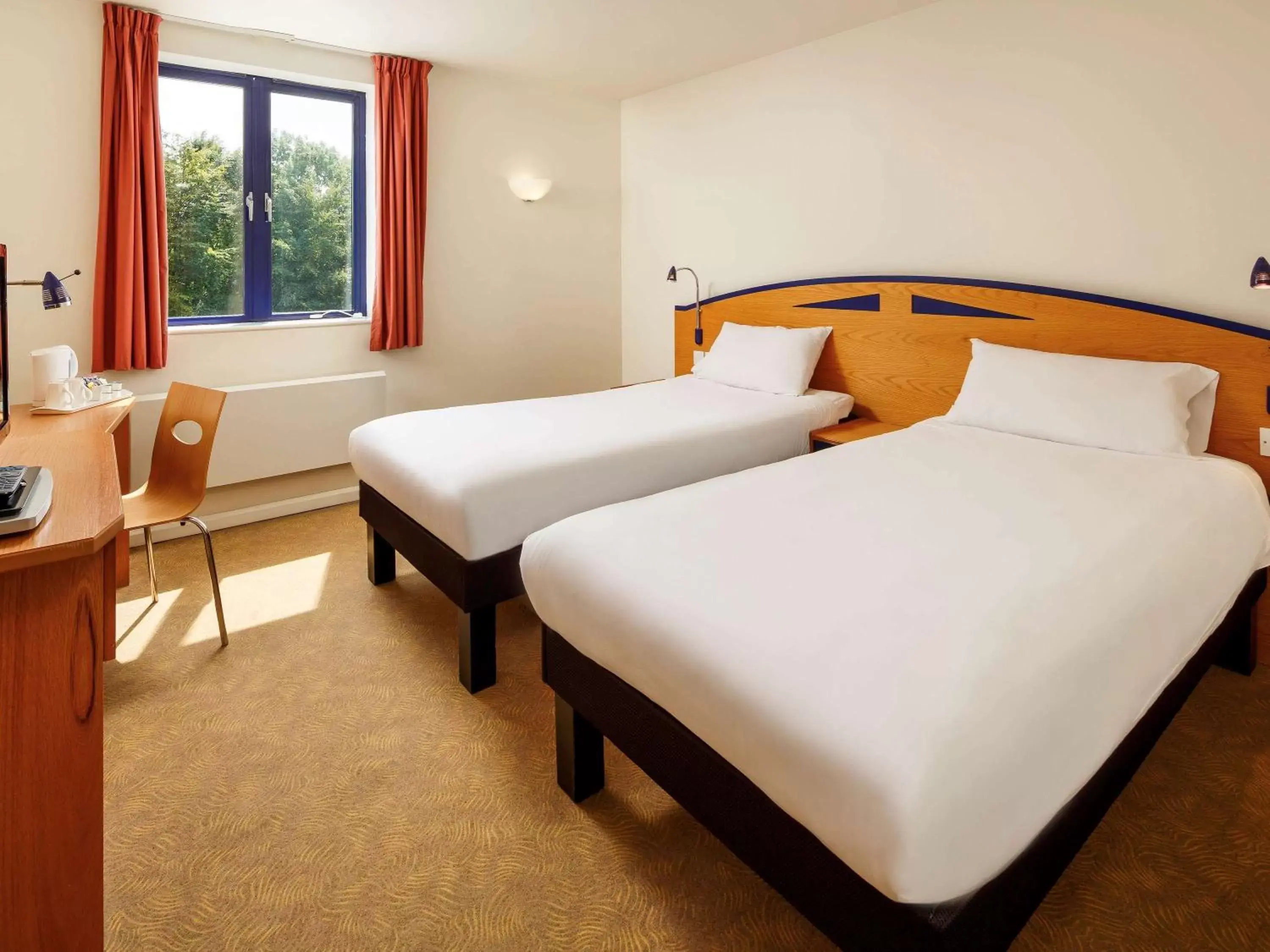 Photo of the whole room, Bed in ibis Preston North