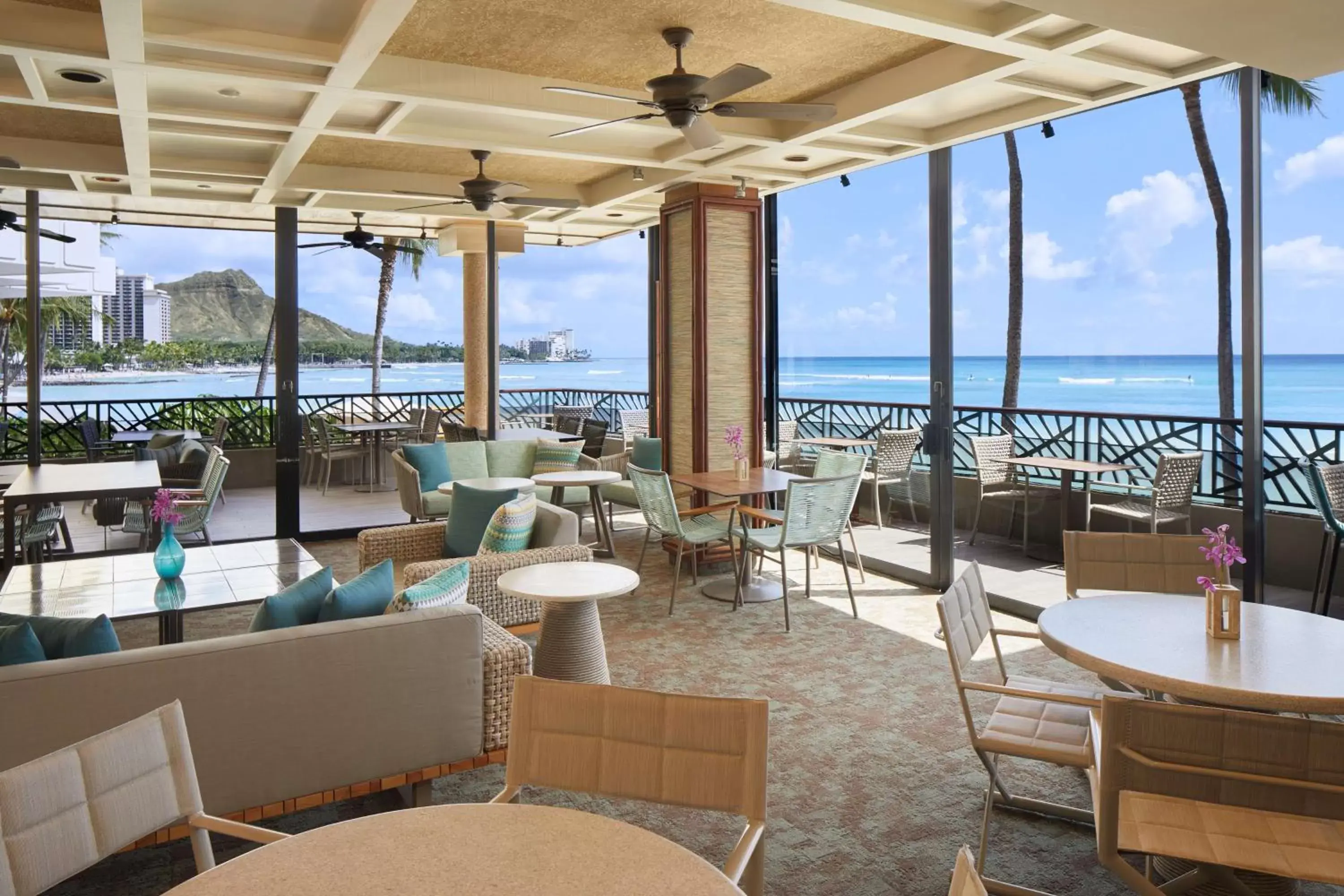 Lounge or bar in OUTRIGGER Waikiki Beach Resort