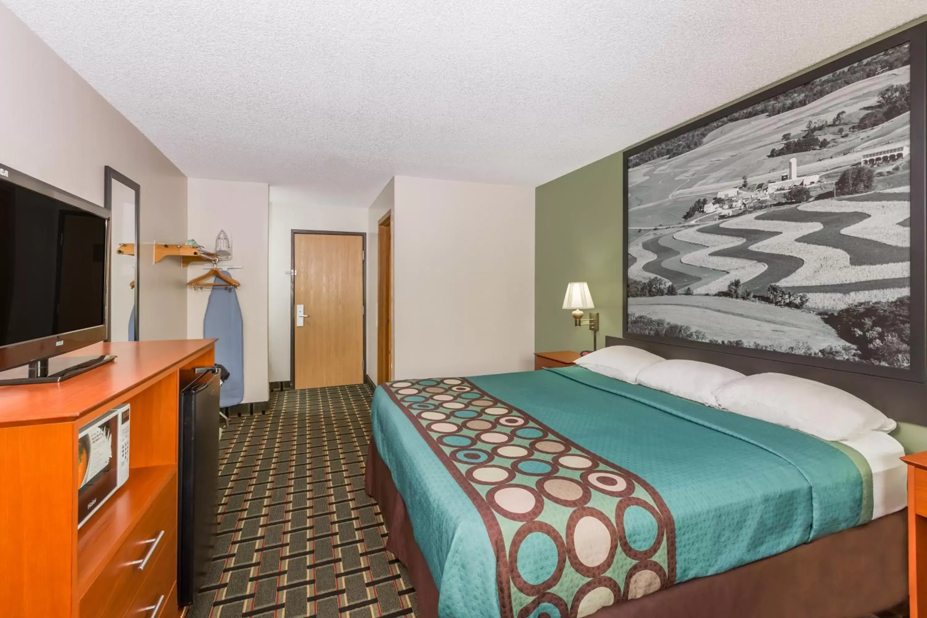 Bed, Room Photo in Super 8 by Wyndham Osceola IA