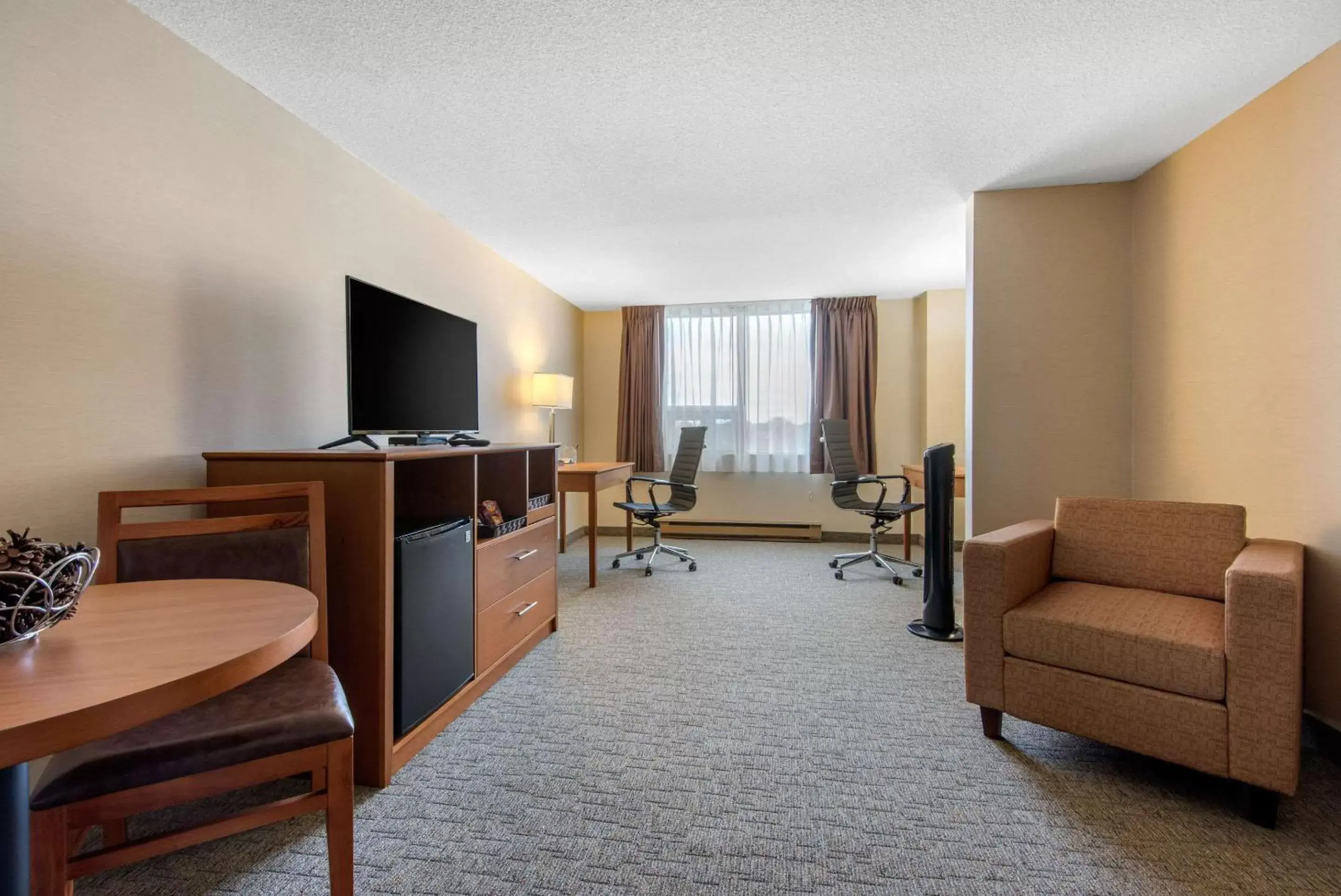 Photo of the whole room, Seating Area in Quality Inn & Conference Centre Downtown Sudbury