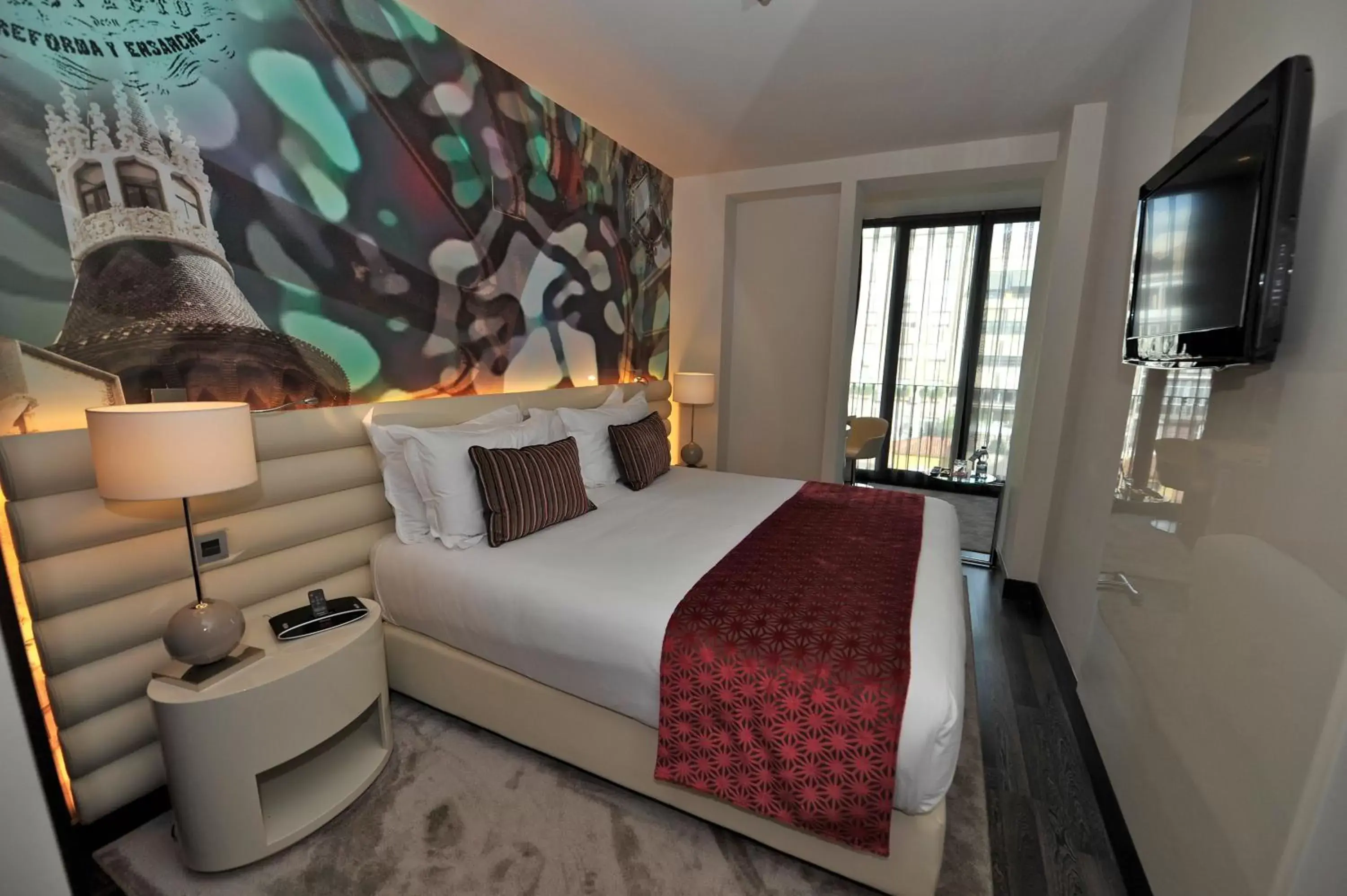 Photo of the whole room, Bed in Hotel Indigo Barcelona - Plaza Catalunya, an IHG Hotel