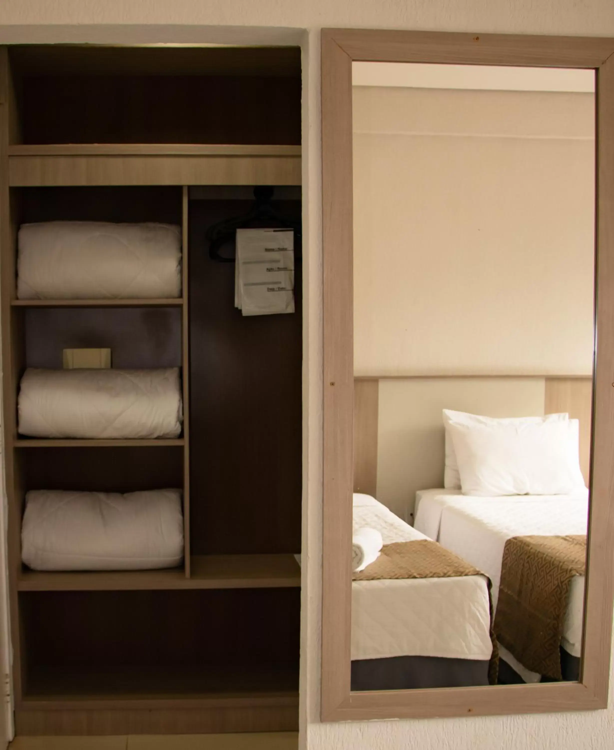 wardrobe, Bed in Iguassu Express Hotel