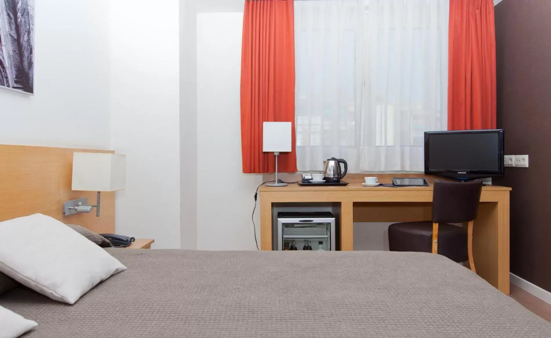 Photo of the whole room, Bed in Hotel Sagrada Familia Photo of the whole room, Bed in Hotel Sagrada Familia