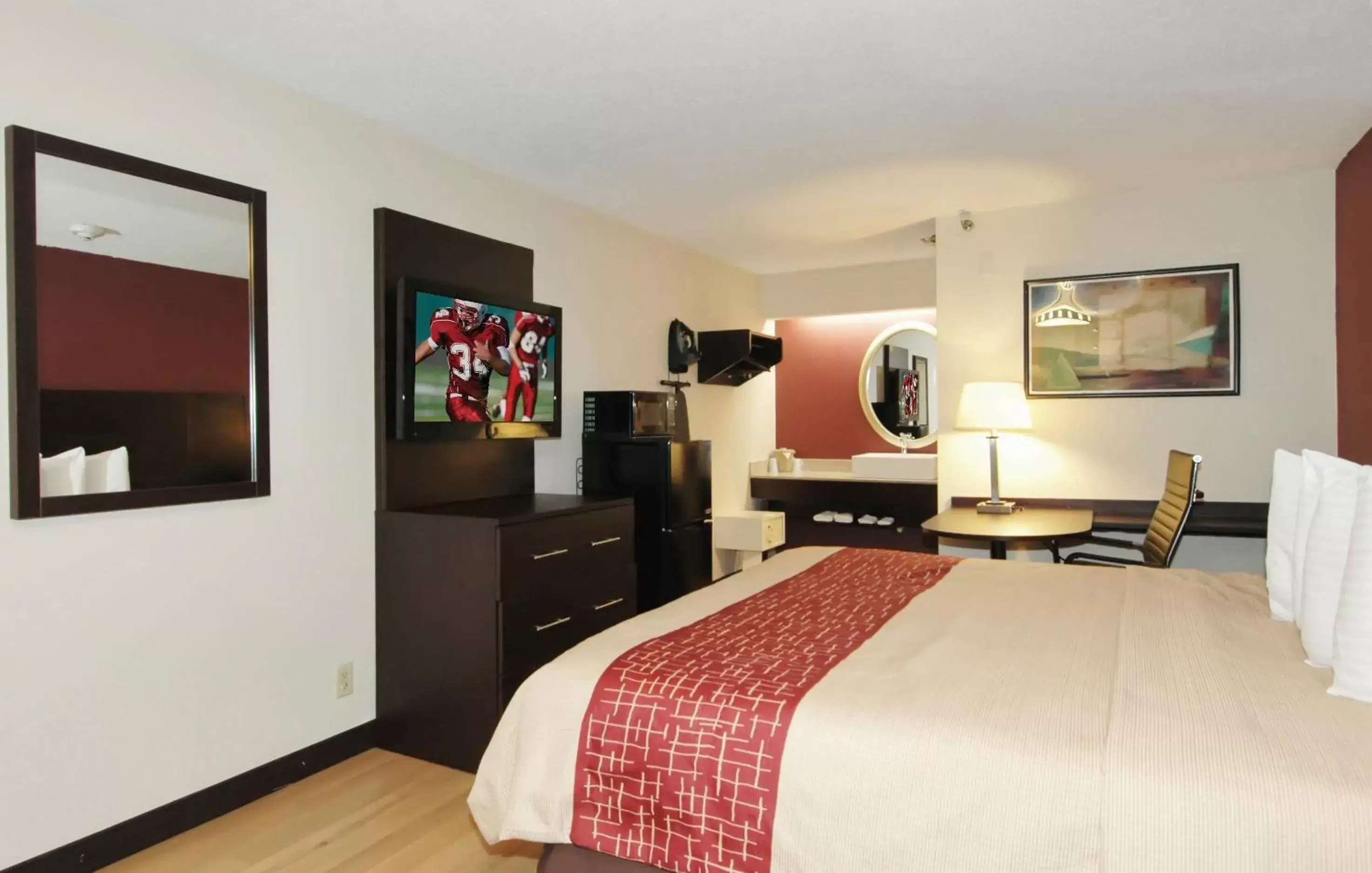 Photo of the whole room, Room Photo in Red Roof Inn PLUS Chicago - Hoffman Estates