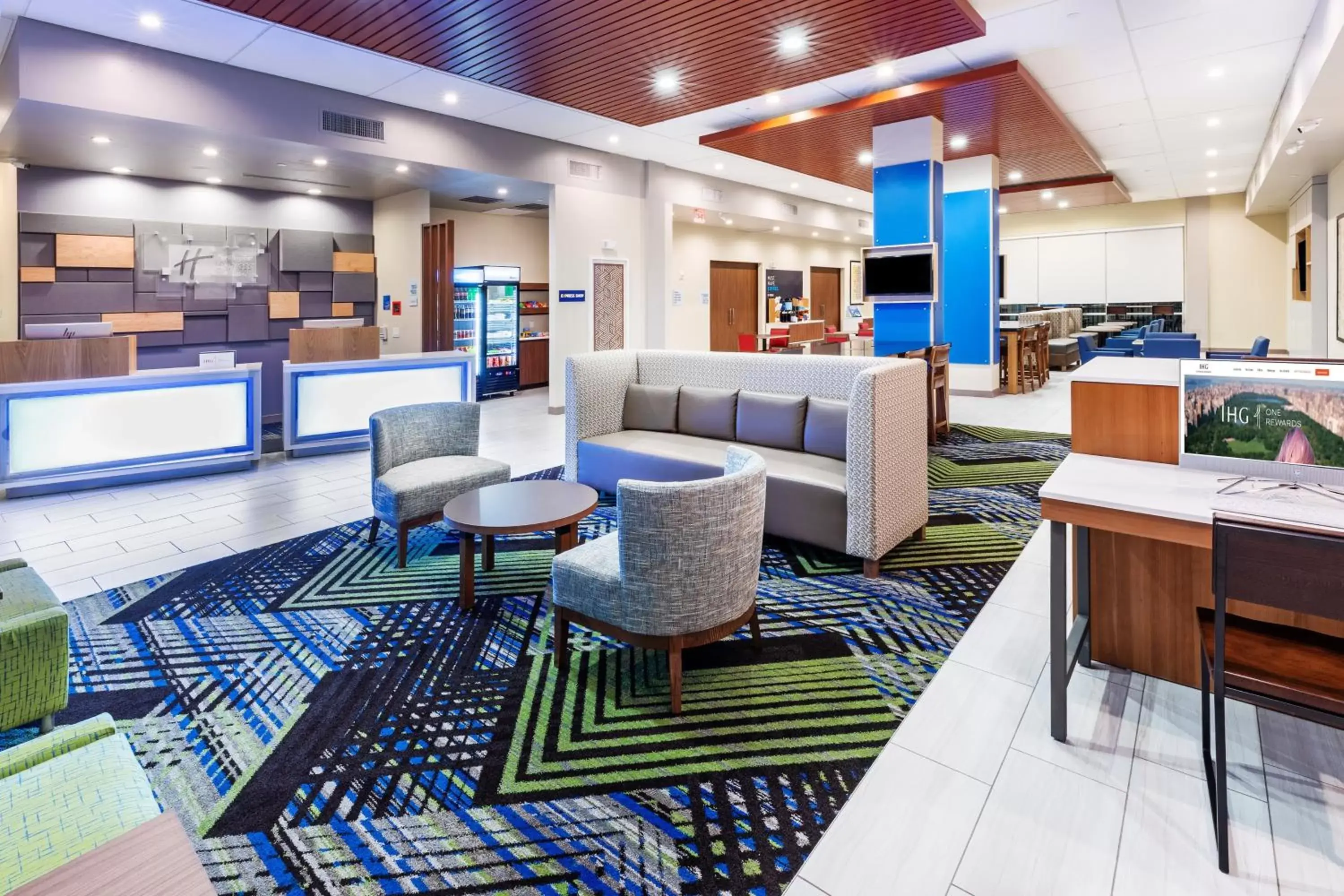 Property building in Holiday Inn Express & Suites - Houston - N Downtown, an IHG Hotel