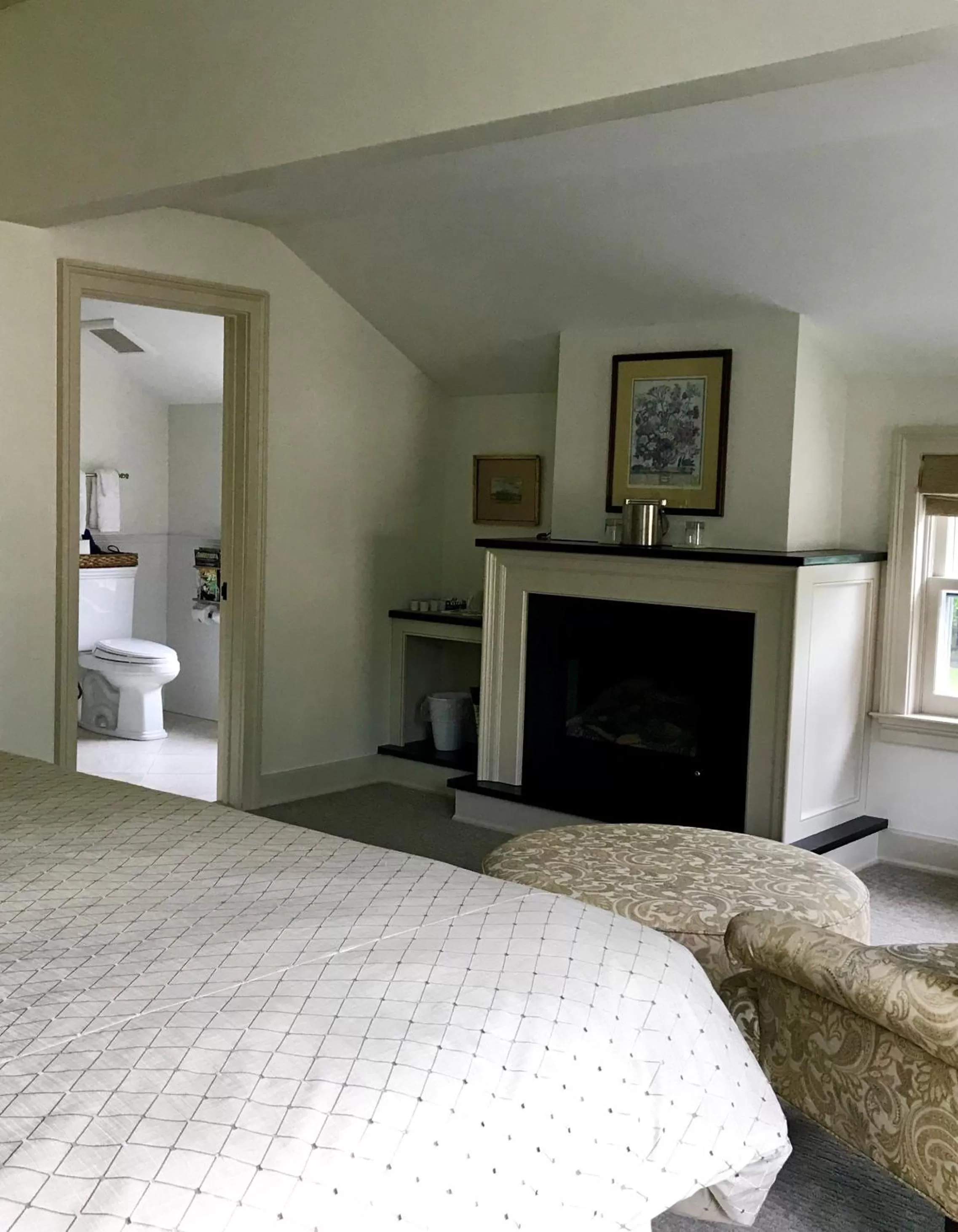 Seating area, Bed in The Old Lyme Inn