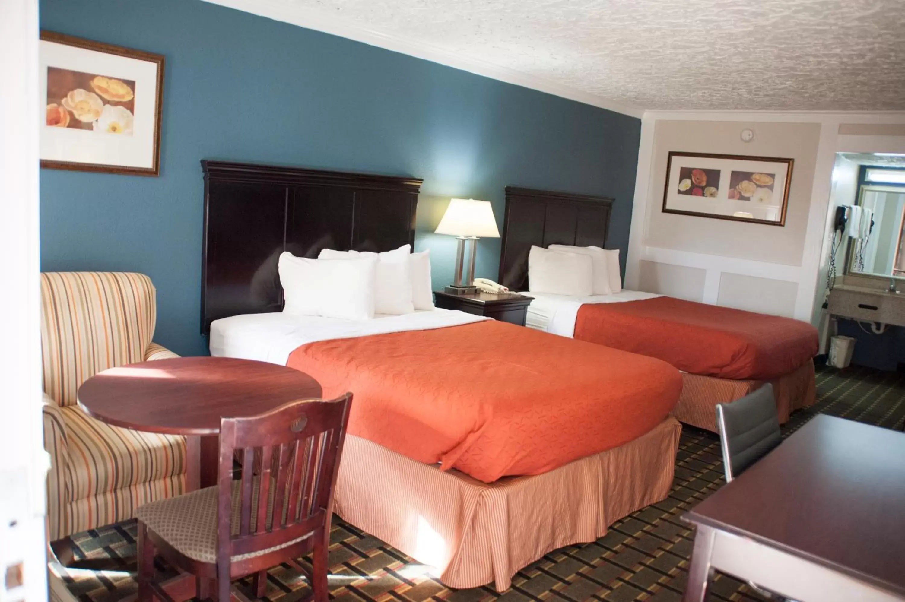 Photo of the whole room, Bed in Victorian Inn & Suites