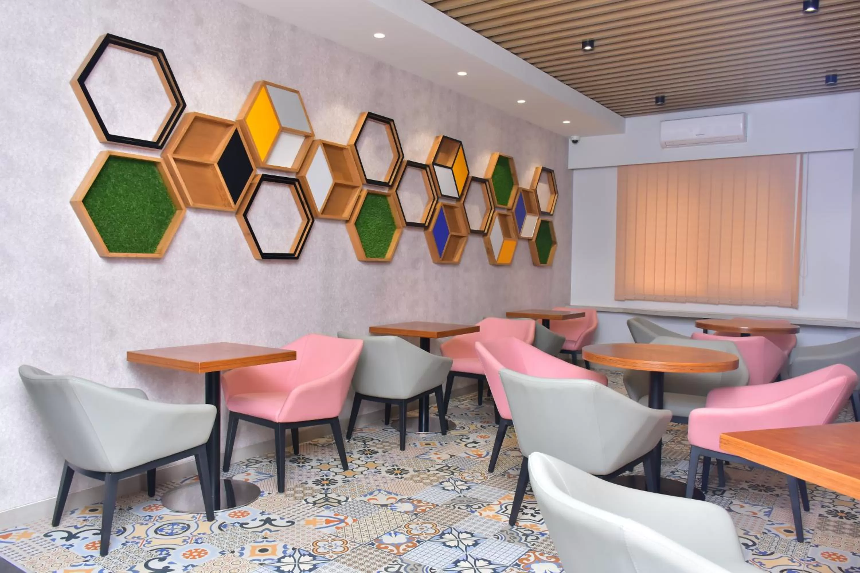 Restaurant/places to eat in Hotel Stella