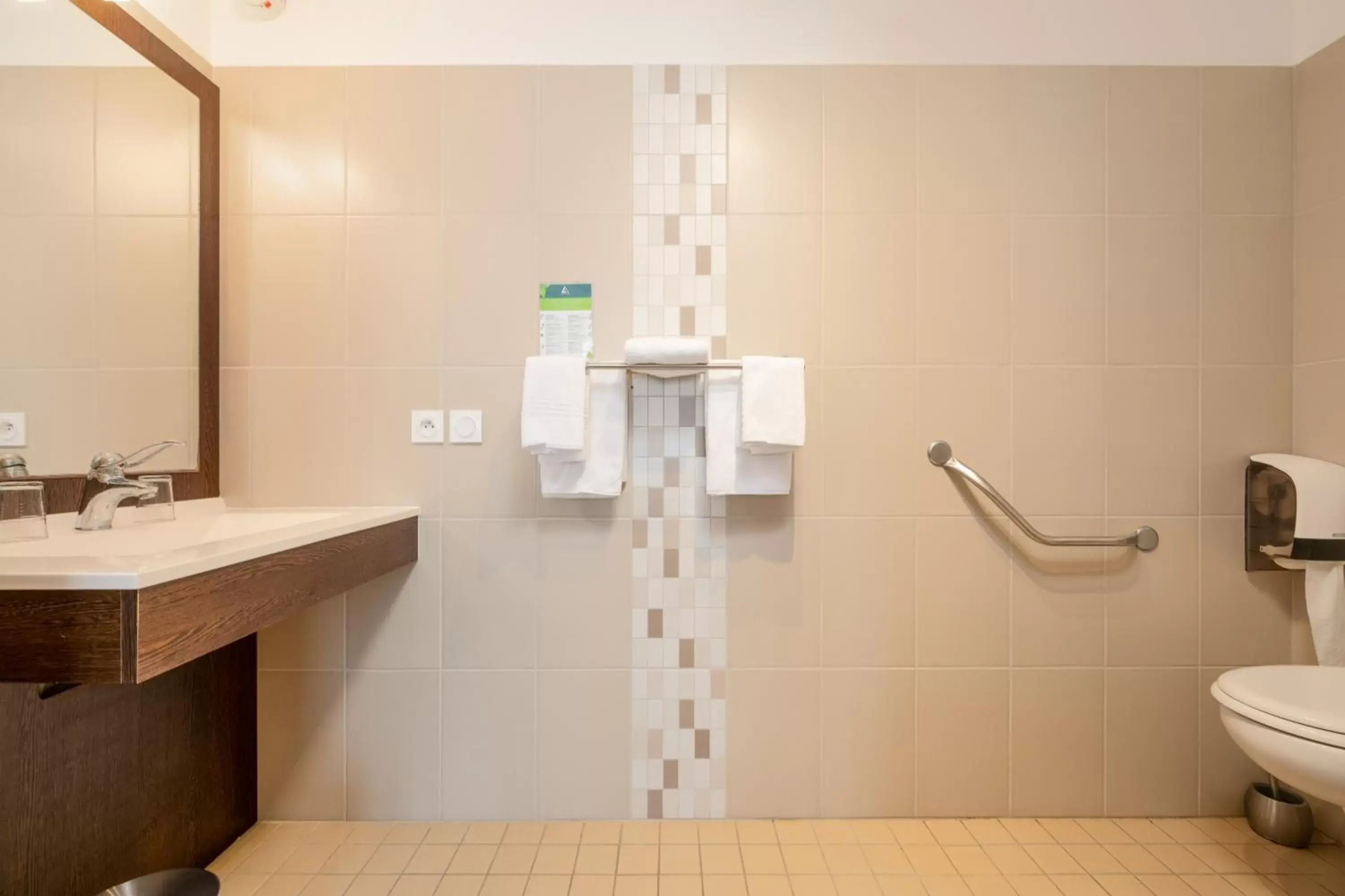 Toilet, Bathroom in Hotel De L'Agriculture - 2 étoiles