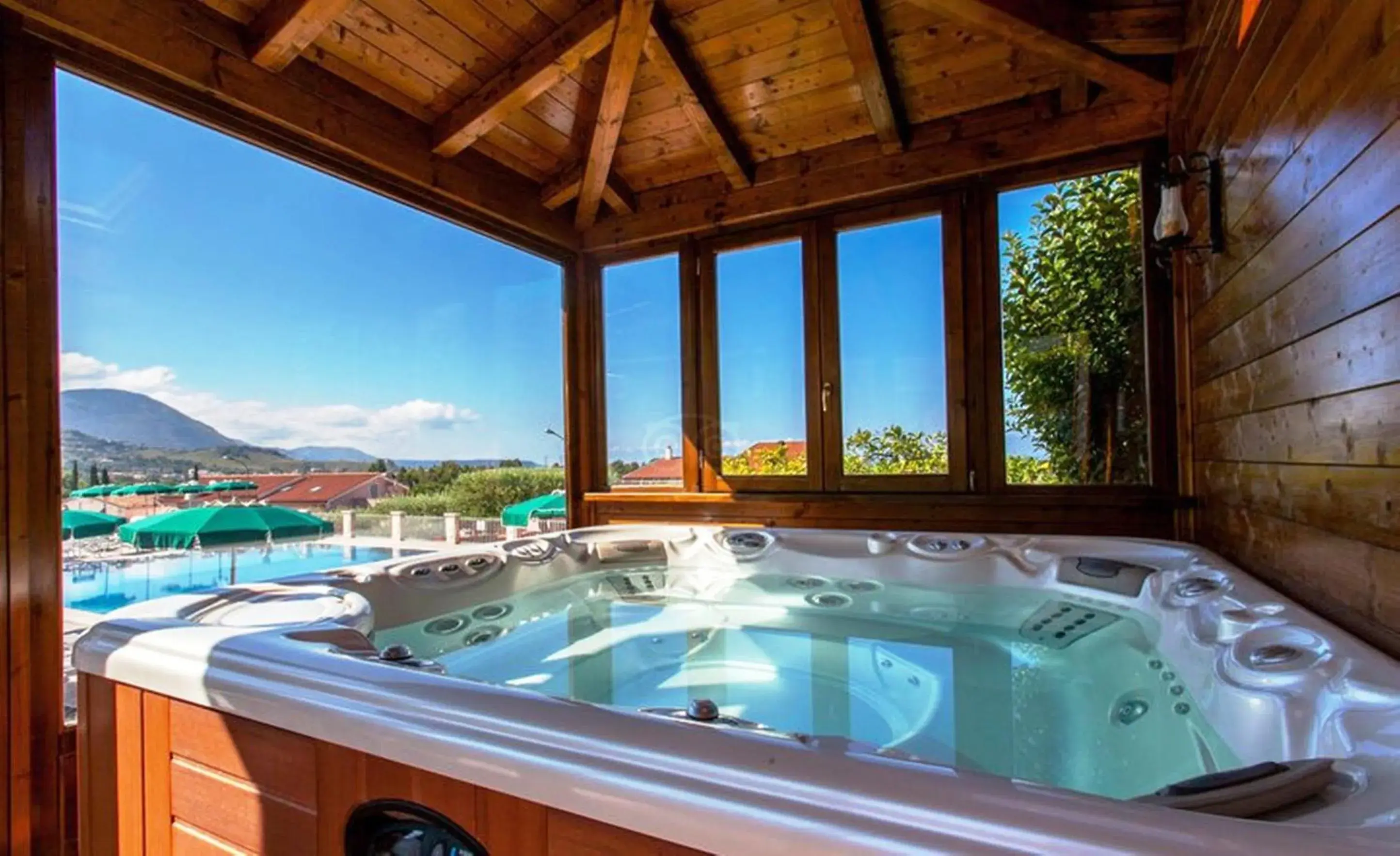 Hot Tub, Swimming Pool in Hotel Ristorante Borgo La Tana