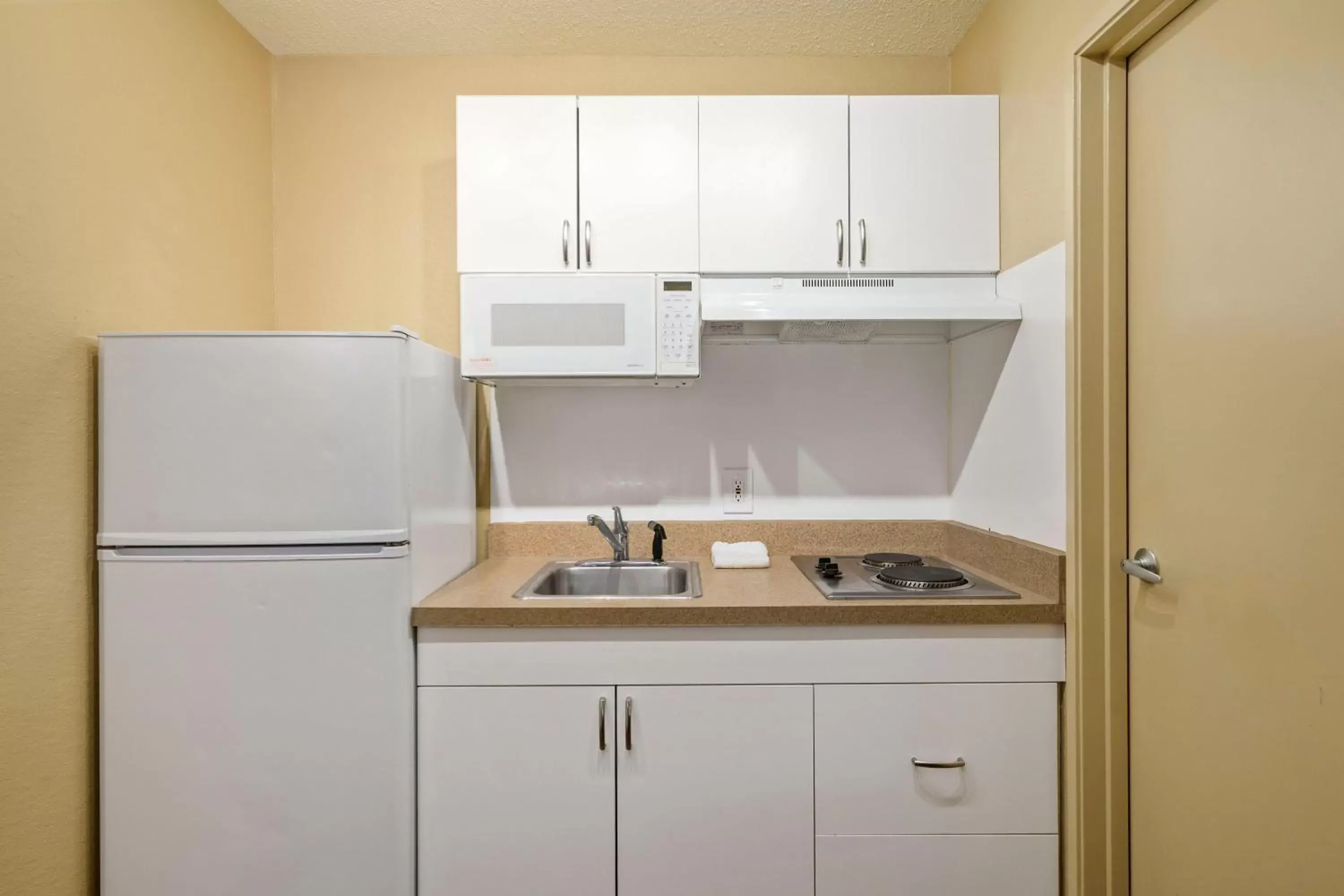 Kitchen or kitchenette, Kitchen/Kitchenette in Extended Stay America Suites - Washington, DC - Falls Church - Merrifield