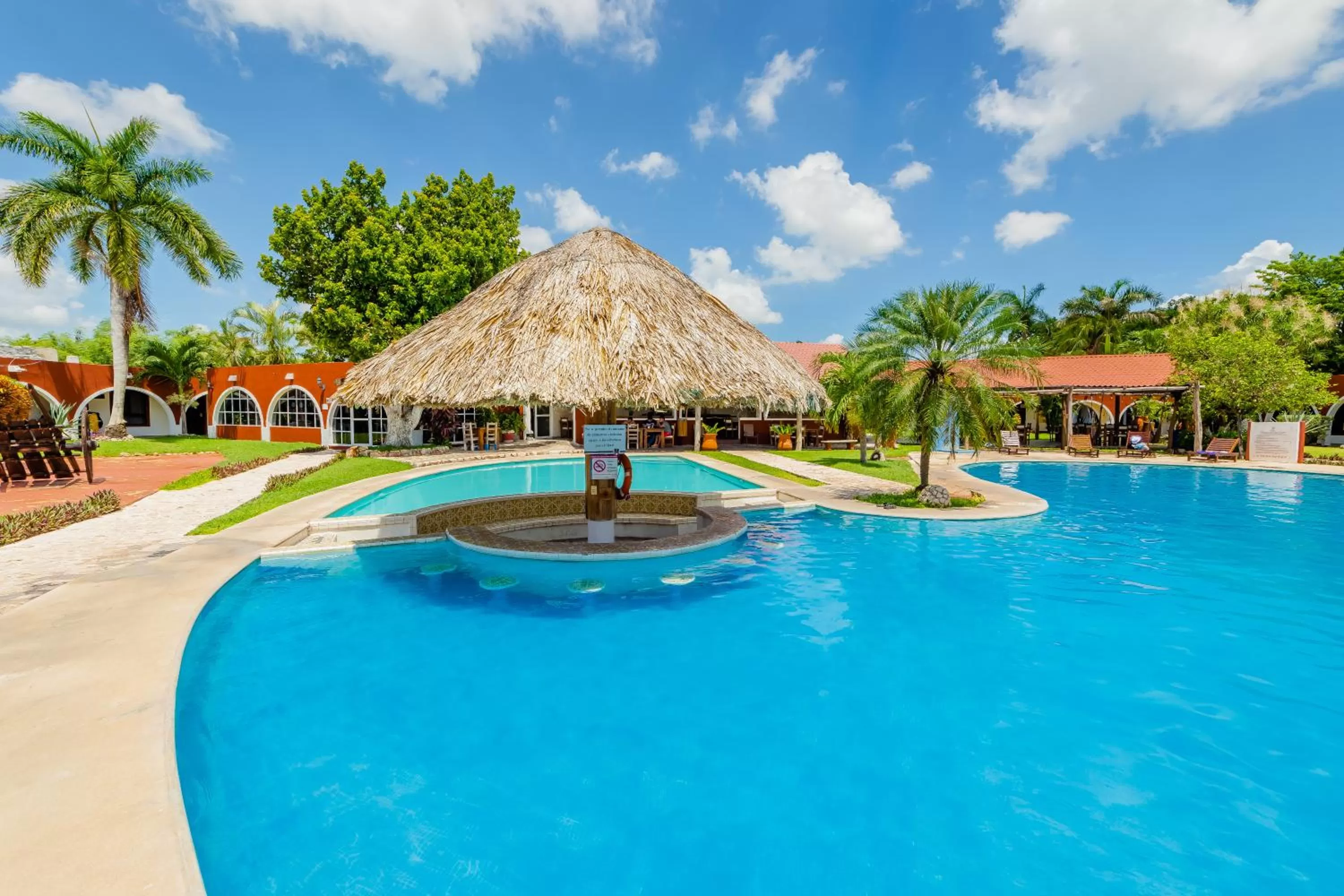 Swimming pool in Hacienda Inn Aeropuerto