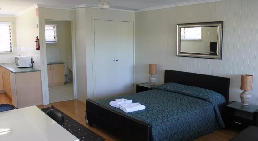 Superior Queen Villa in Sanctuary Lakes Fauna Retreat