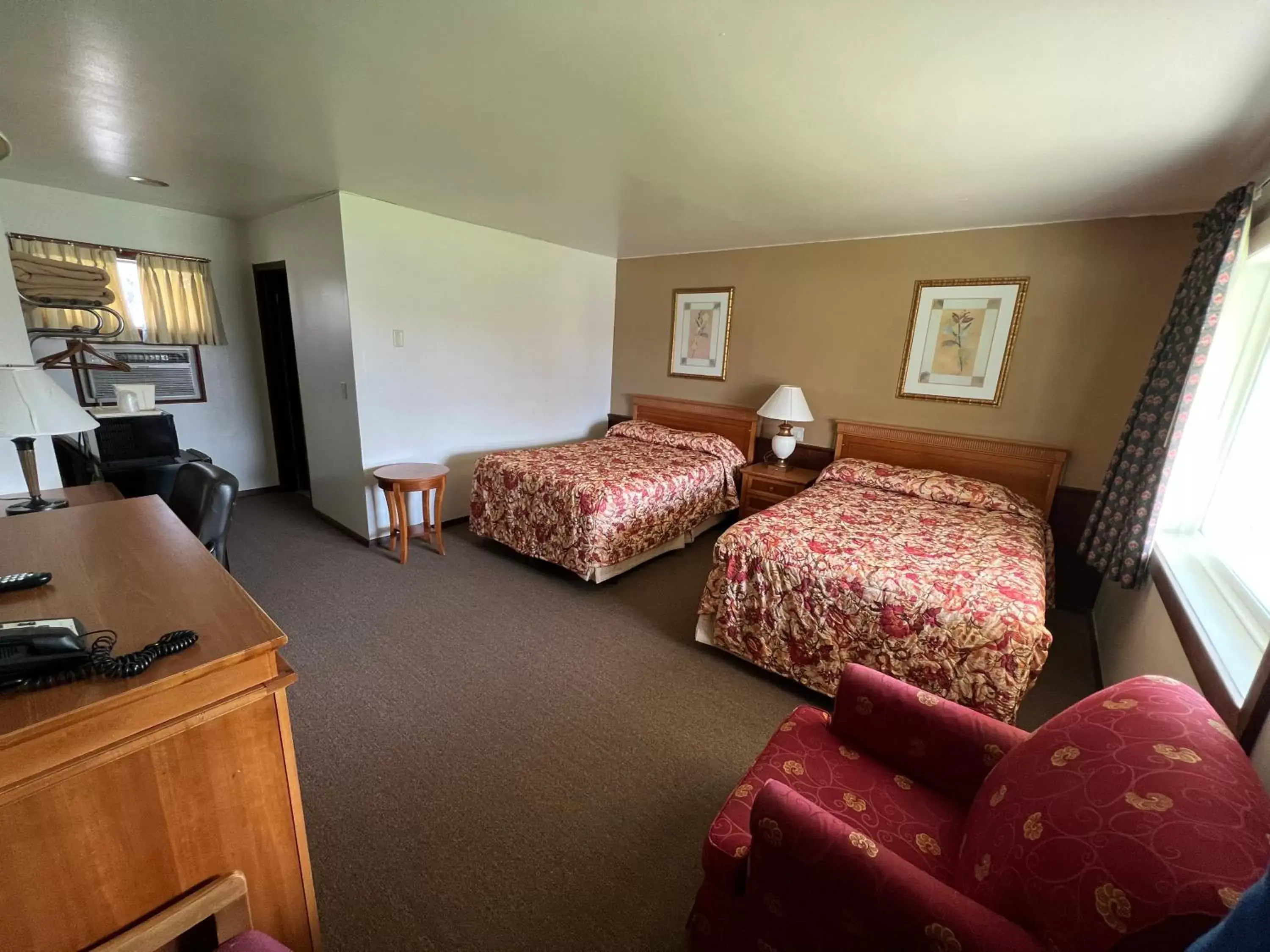 Photo of the whole room, Bed in Spinning Wheel Motel