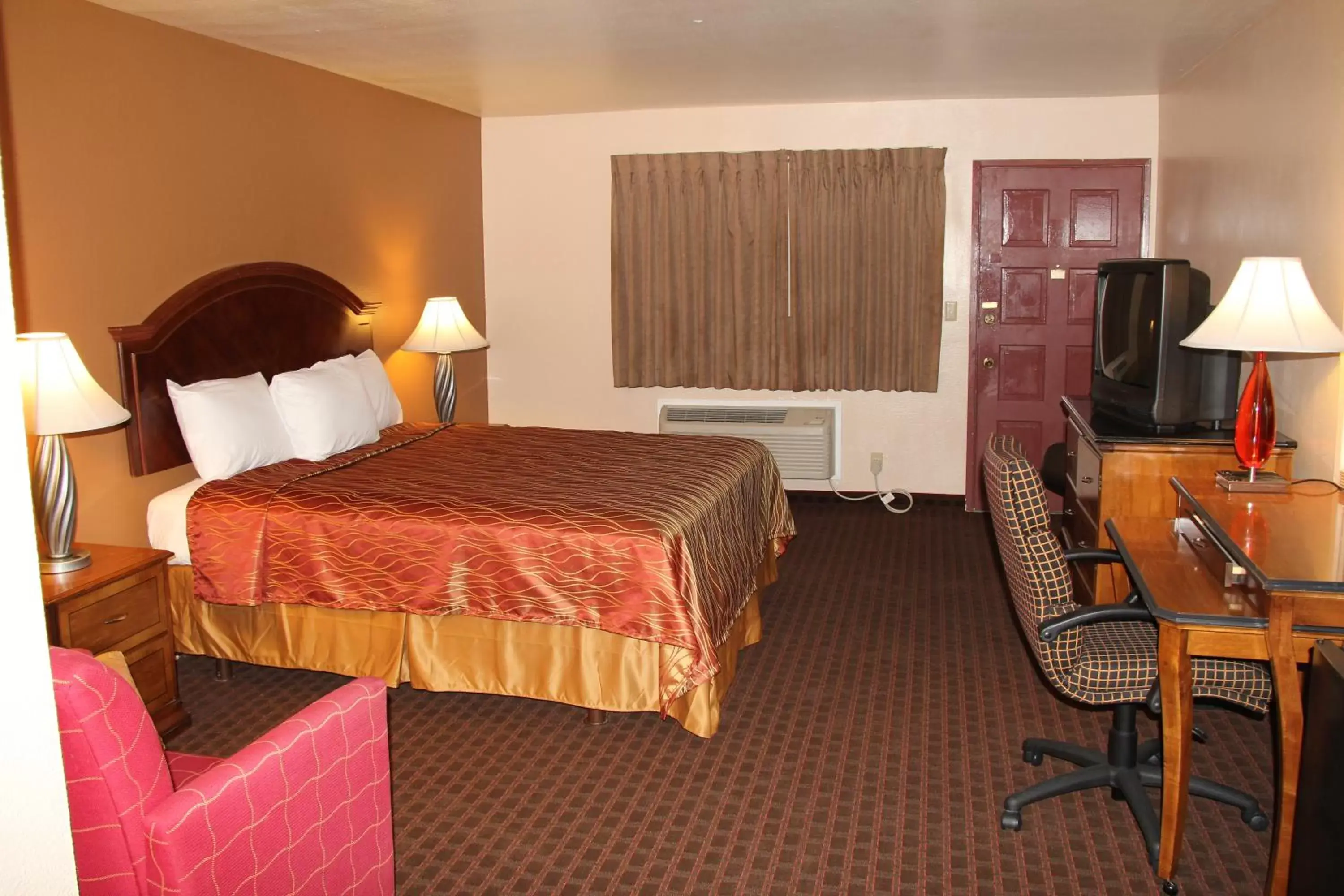 Photo of the whole room, Bed in Franciscan Inn Motel