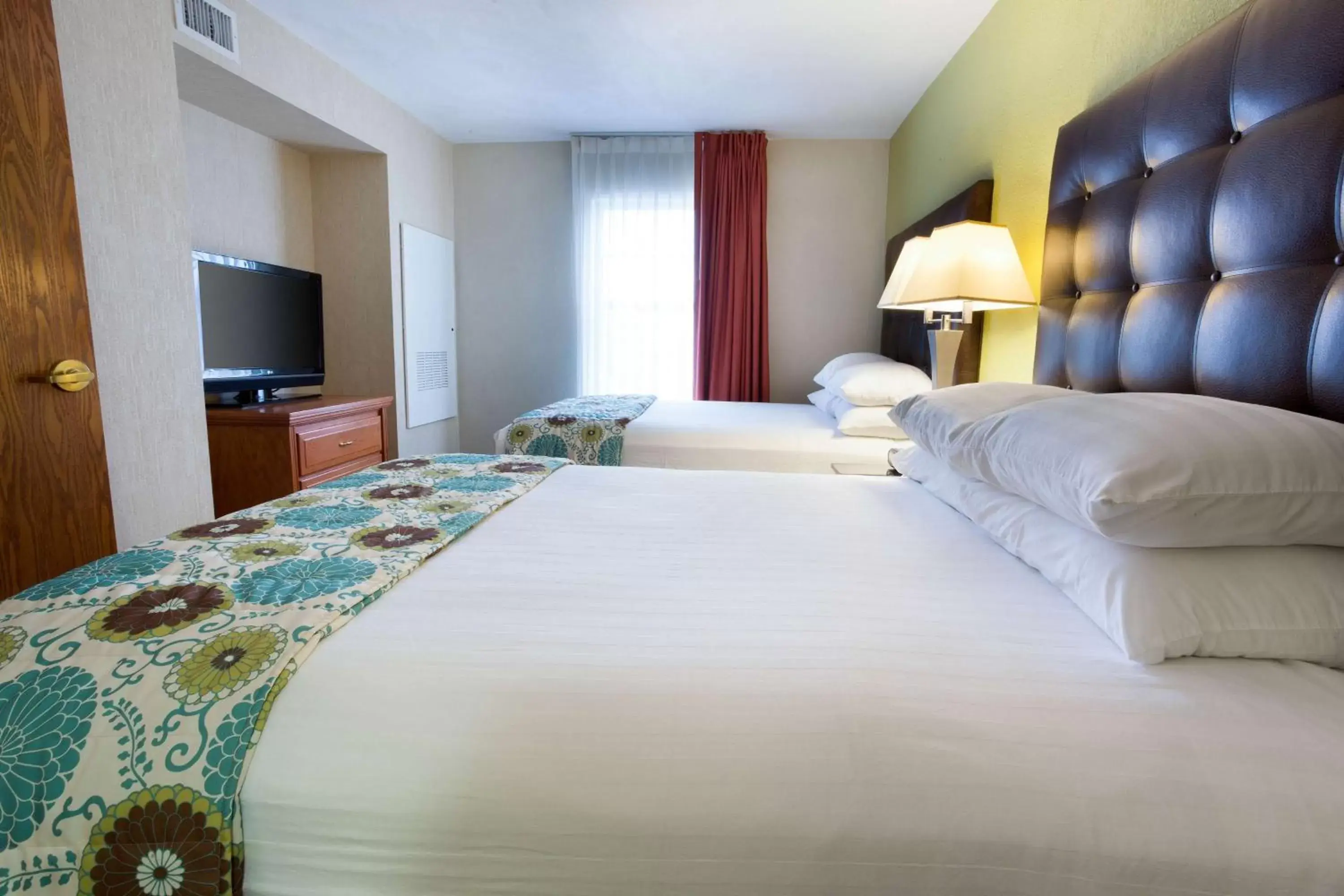 Photo of the whole room, Bed in Drury Inn & Suites McAllen