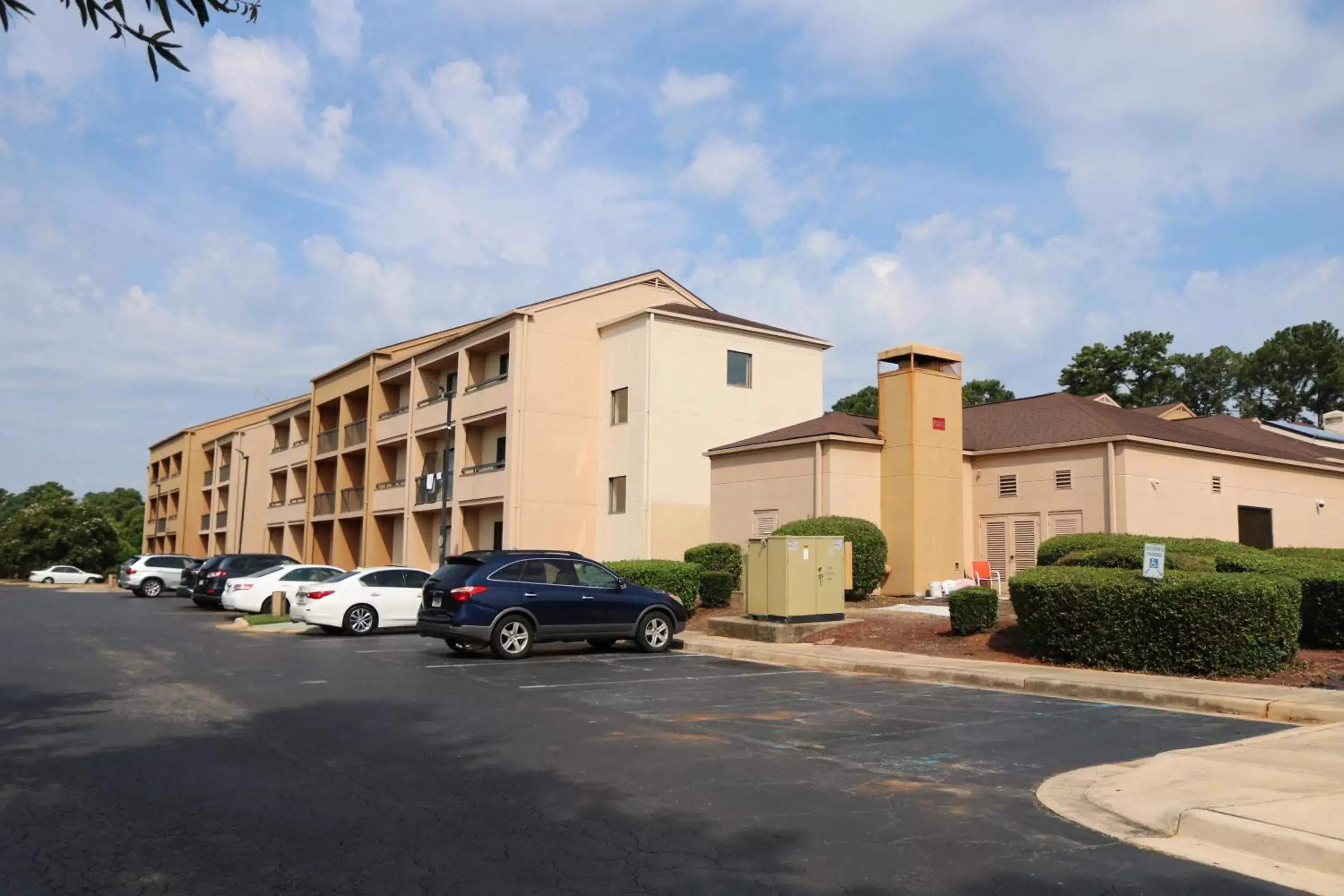 Parking, Property Building in Baymont by Wyndham Columbia Northwest