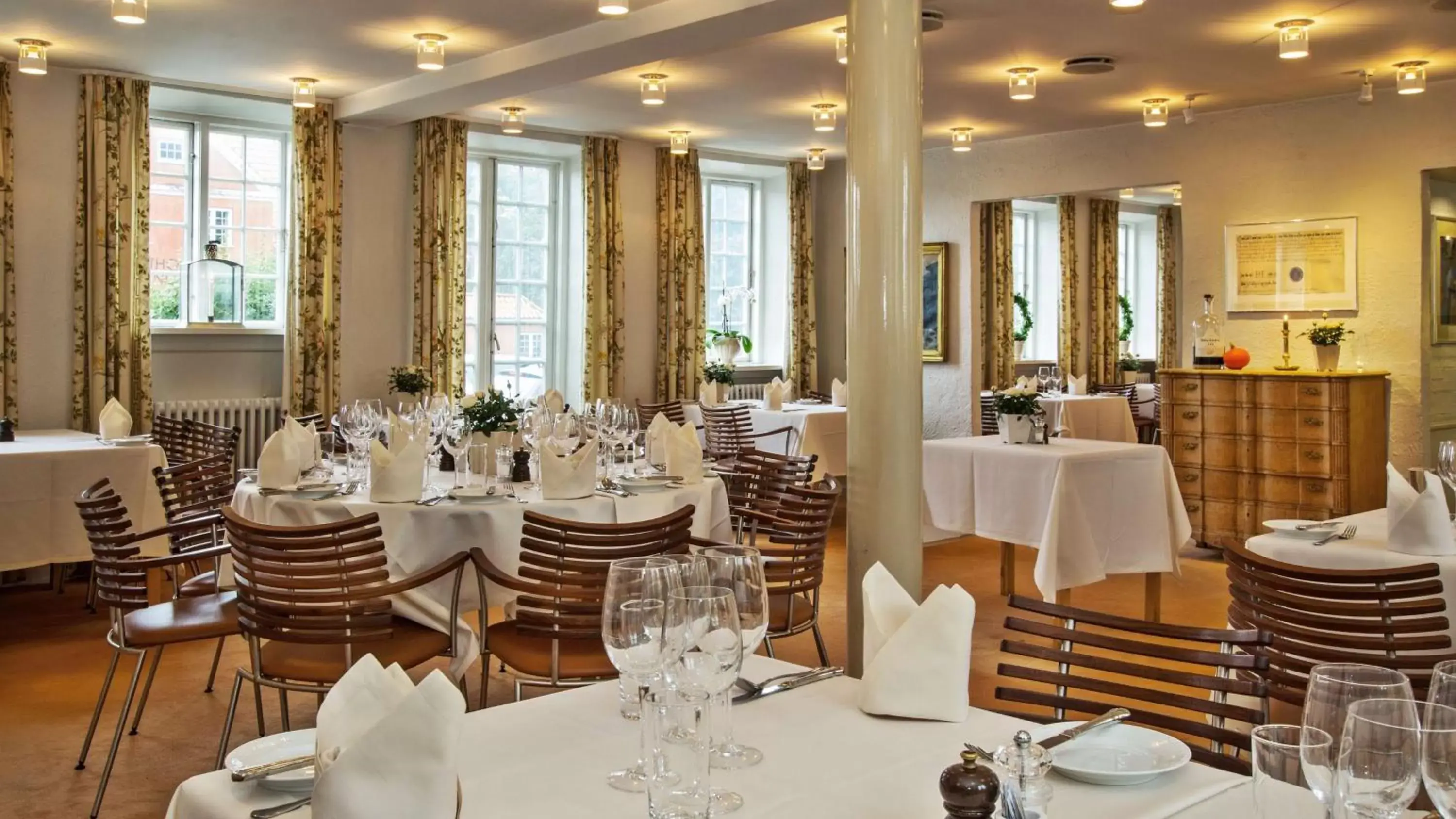 Restaurant/Places to Eat in Hotel Knudsens Gaard