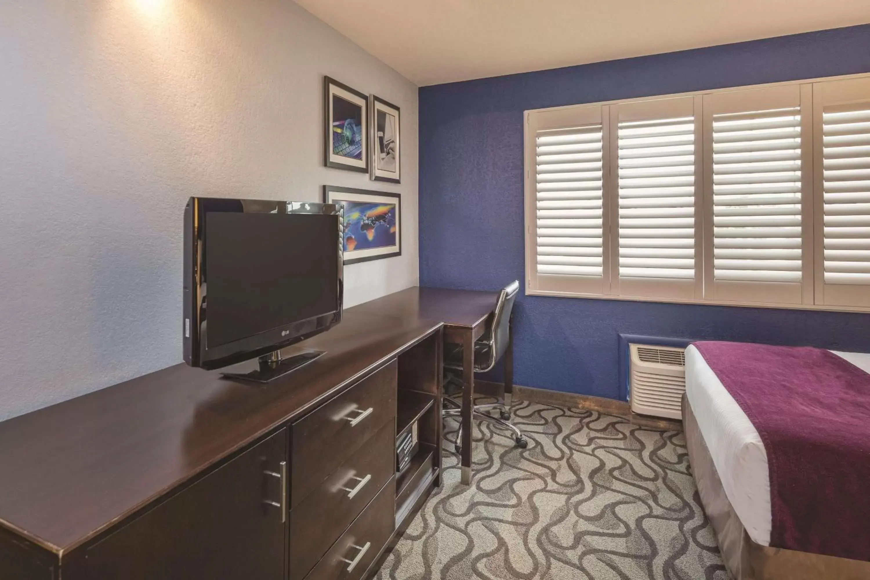 Photo of the whole room, TV/Entertainment Center in La Quinta by Wyndham San Jose Airport