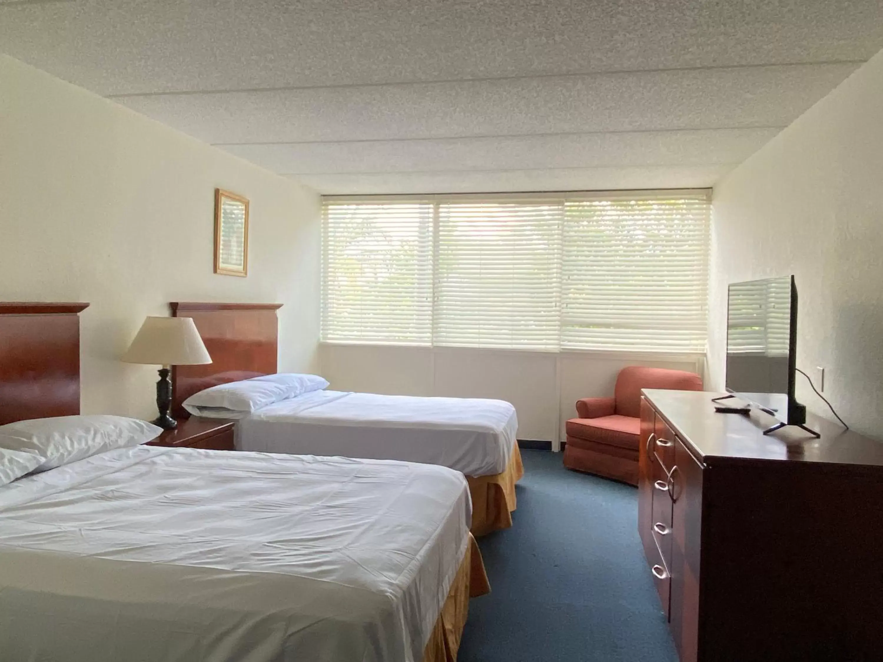 Bed in Miami Gardens Inn & Suites Bed in Miami Gardens Inn & Suites