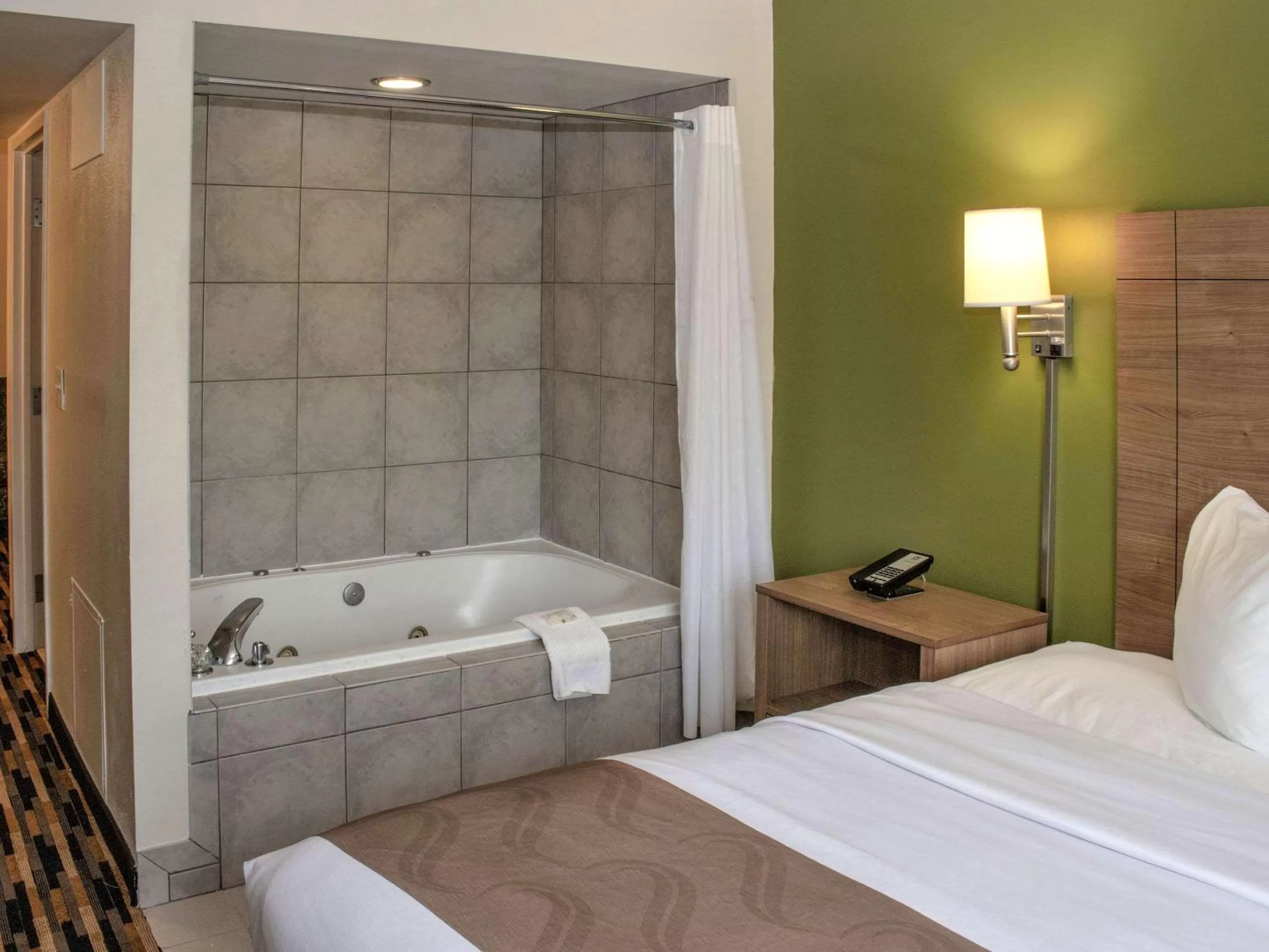 Hot Tub, Bed in Quality Suites Lake Wright - Norfolk Airport