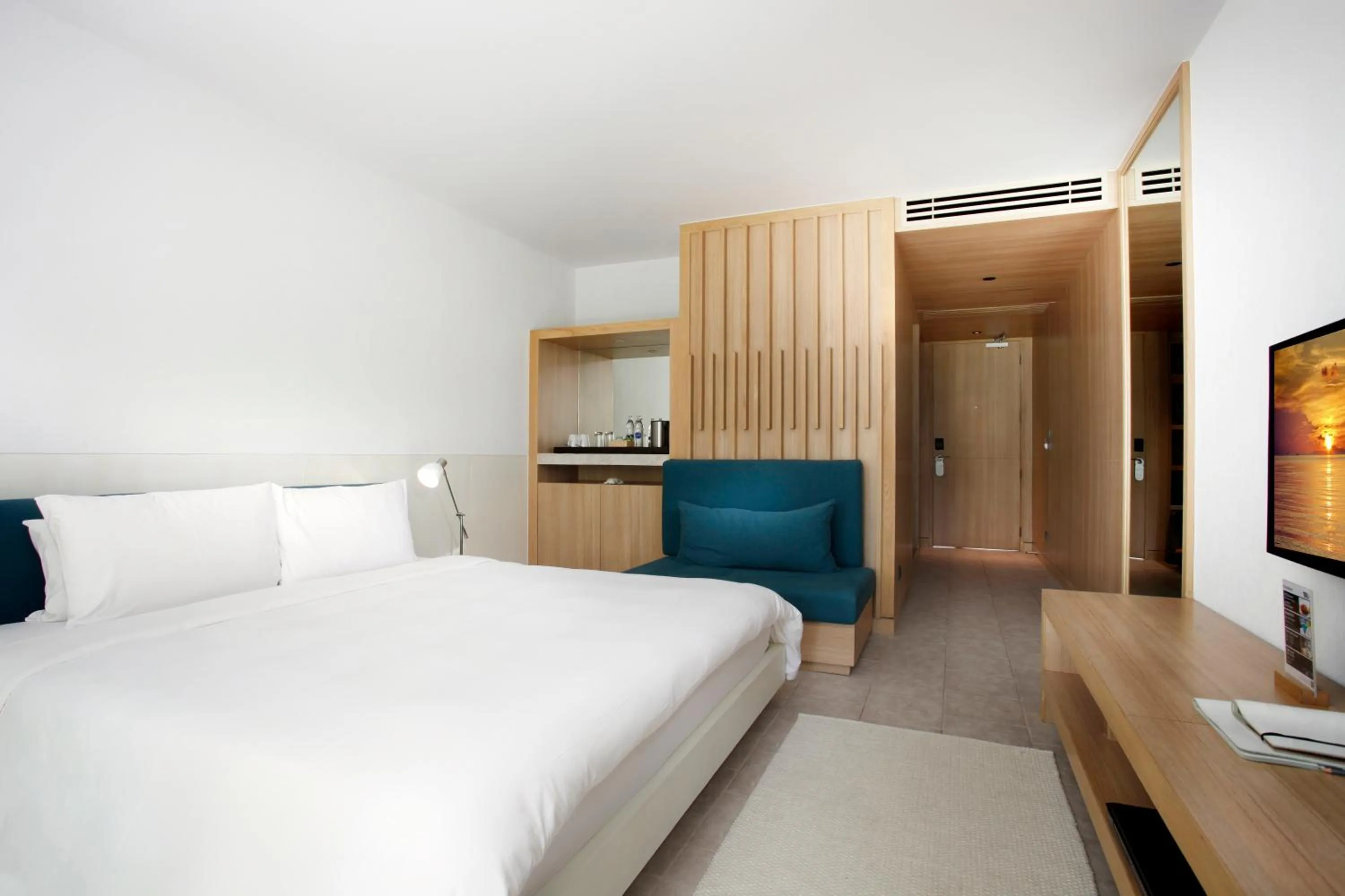 Photo of the whole room, Bed in Nap Patong