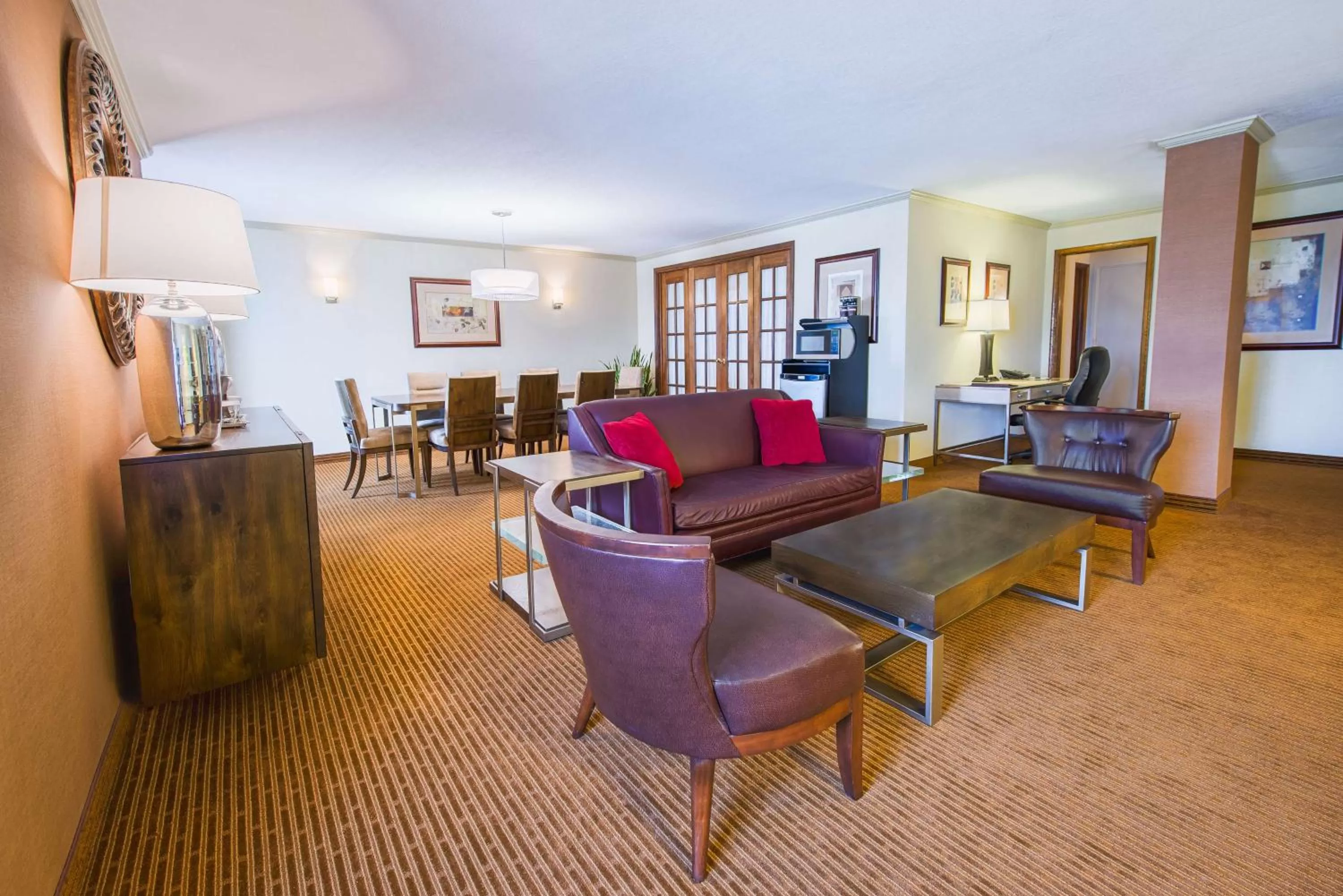 Living room in DoubleTree by Hilton Philadelphia Airport