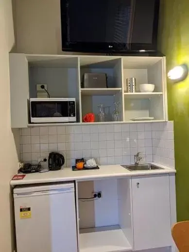 Kitchen or kitchenette, Kitchen/Kitchenette in Tolarno Hotel