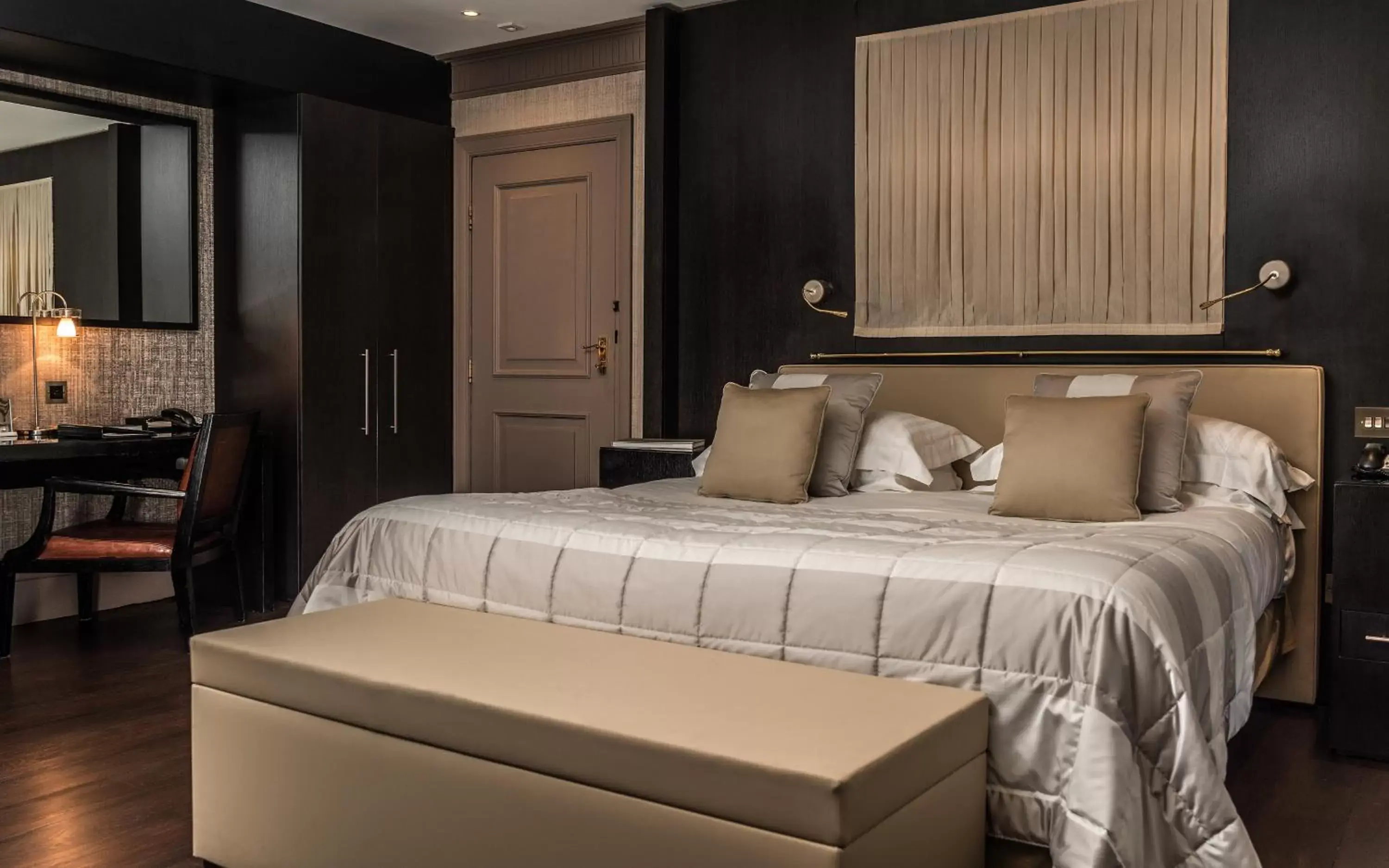TV and multimedia, Bed in Baglioni Hotel London - The Leading Hotels of the World