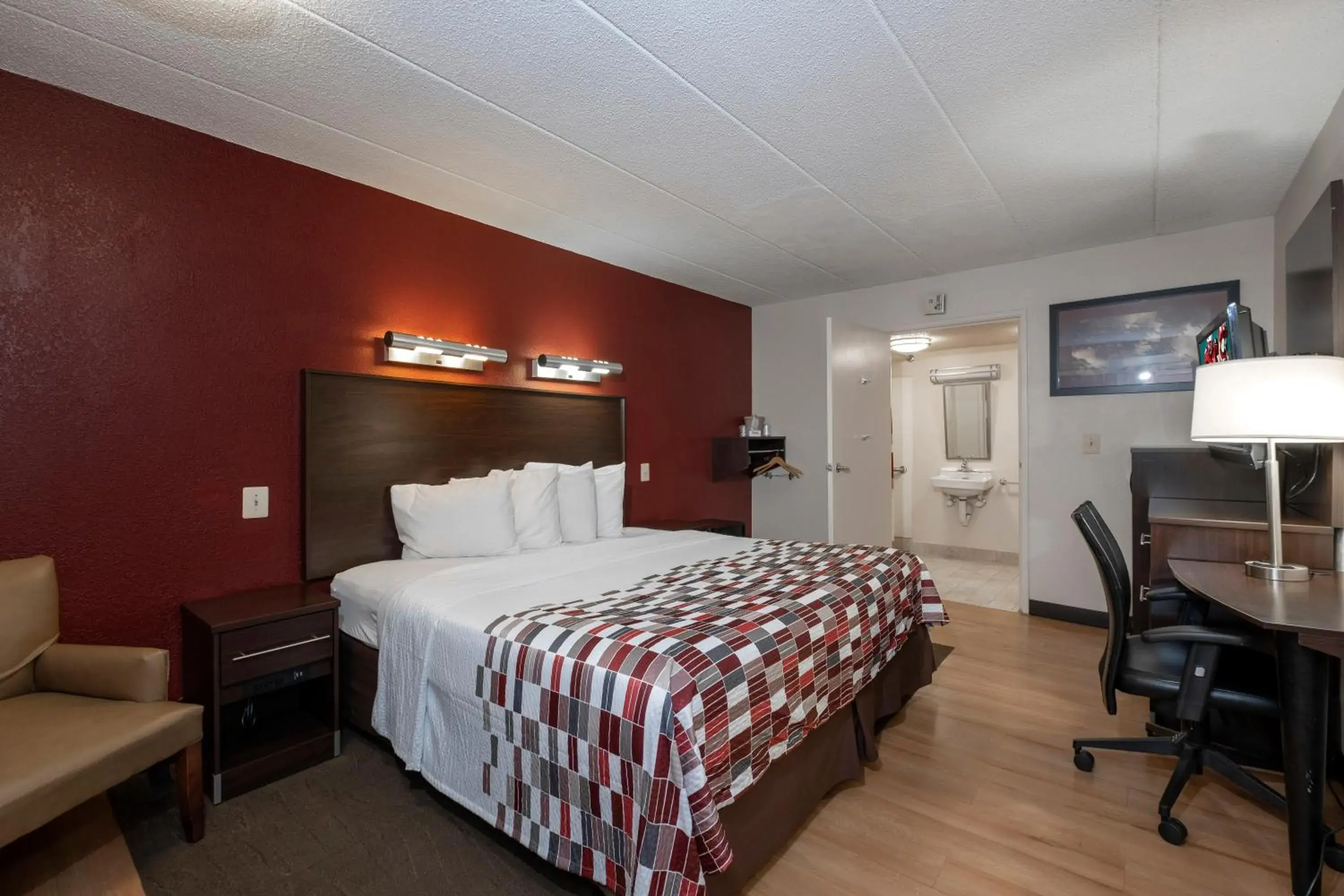 Photo of the whole room, Bed in Red Roof Inn Washington DC-Lanham