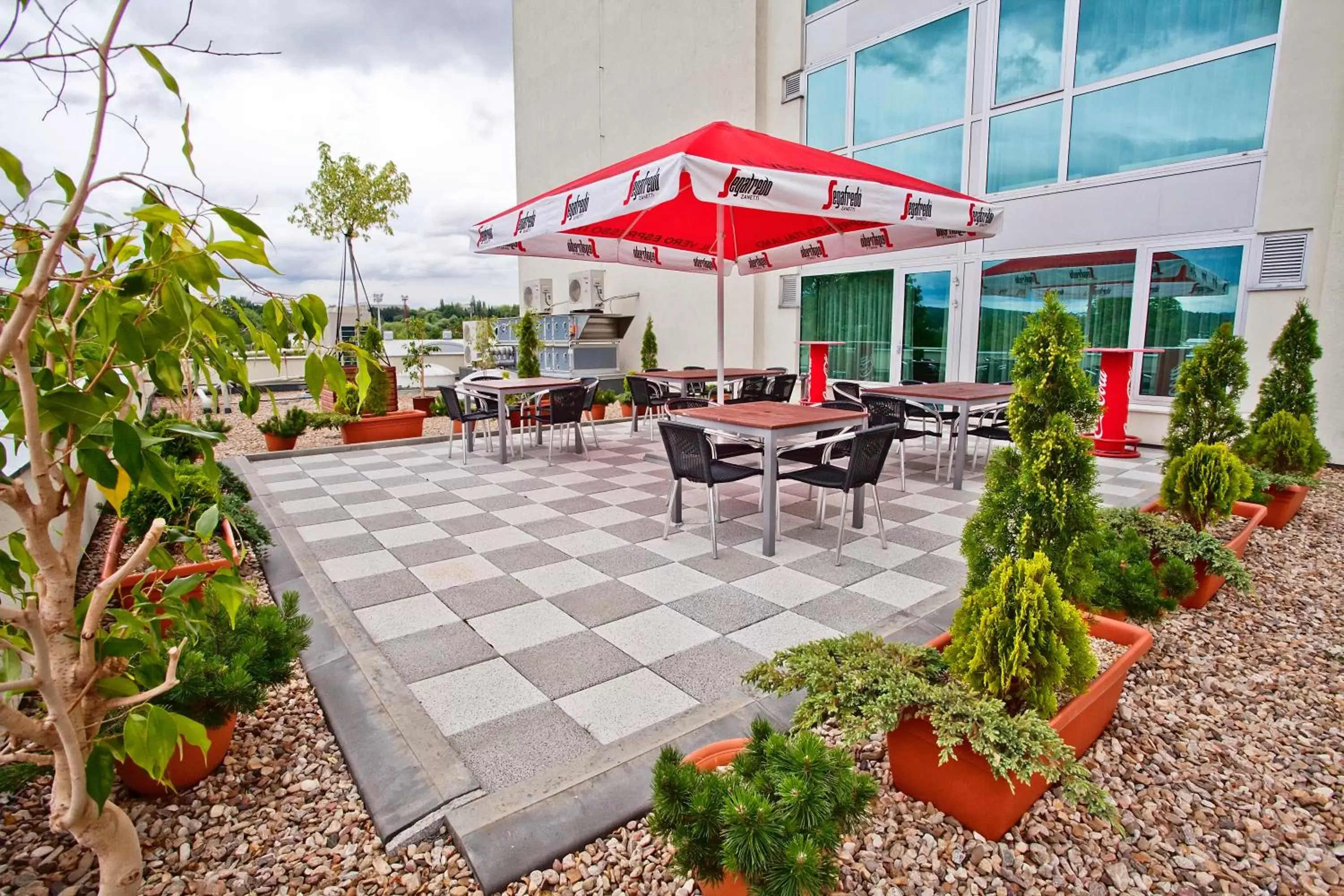 Balcony/Terrace, Restaurant/Places to Eat in Avanti Hotel